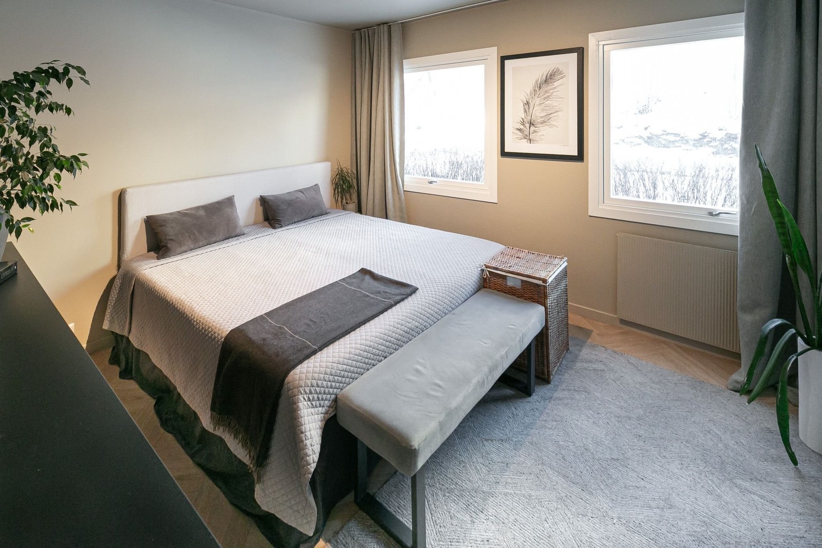 God plass til 180 seng, store gardereboer og øvrig soveromsmøblering. Galleribilde