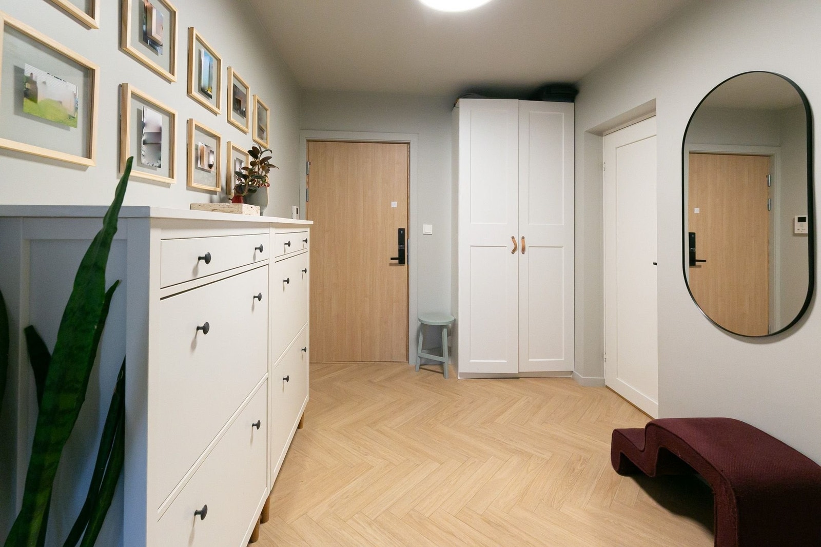 Romslig entré med gode oppbevaringsmuligheter. Galleribilde