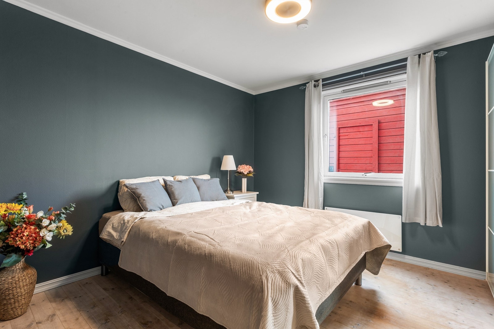 Soverom med god plass til dobbeltseng og nattbord Galleribilde