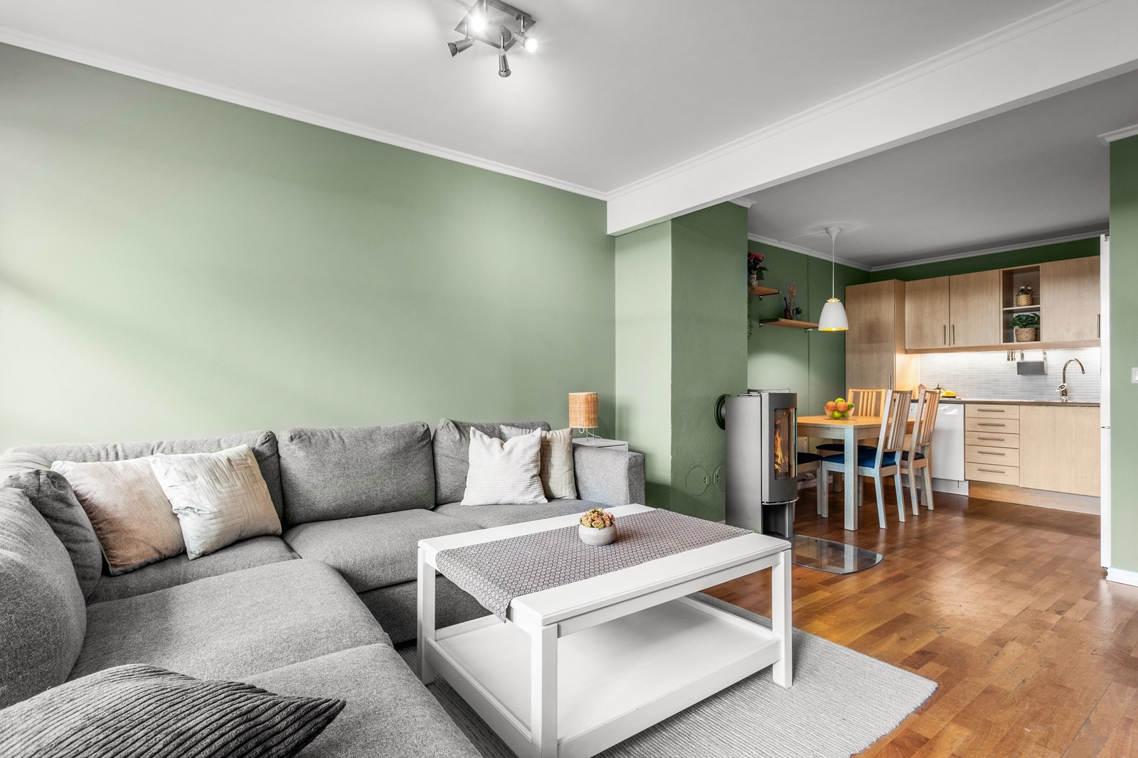 Stue med åpen løsning inn mot kjøkkenet. Galleribilde