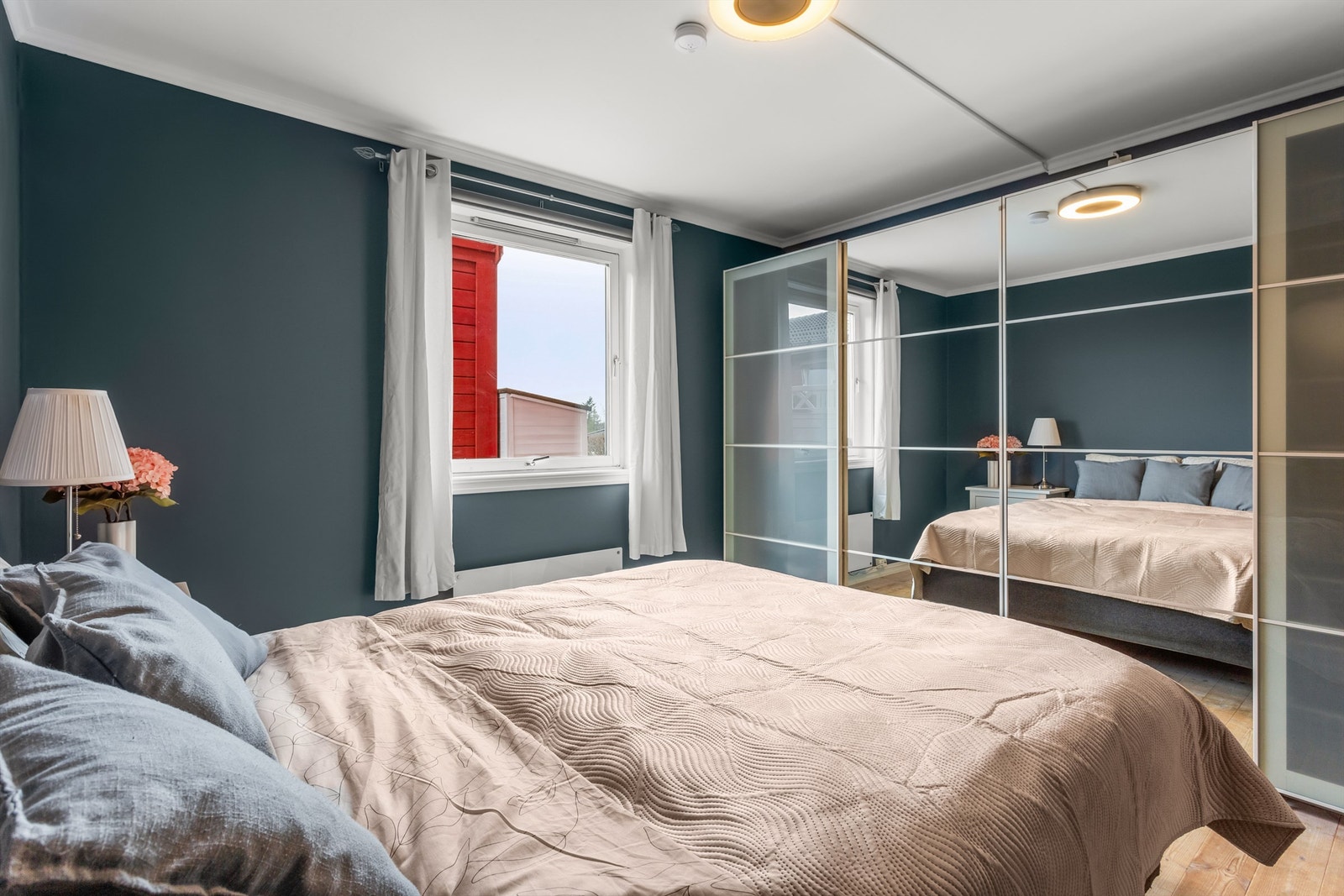 Soverom med skyvedørsgarderobe for god oppbevaringsplass Galleribilde