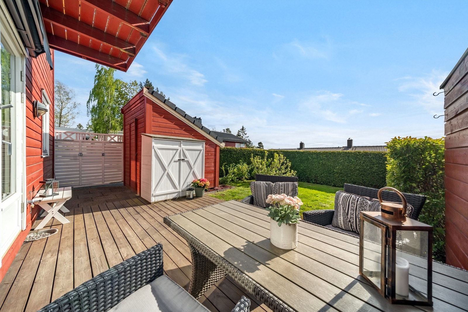 Velkommen til Trollveien 8! Leiligheten har direkte utgang fra stuen til platting på ca 15 kvm, koselig hage og praktisk og romslig bod samt vedbod Galleribilde