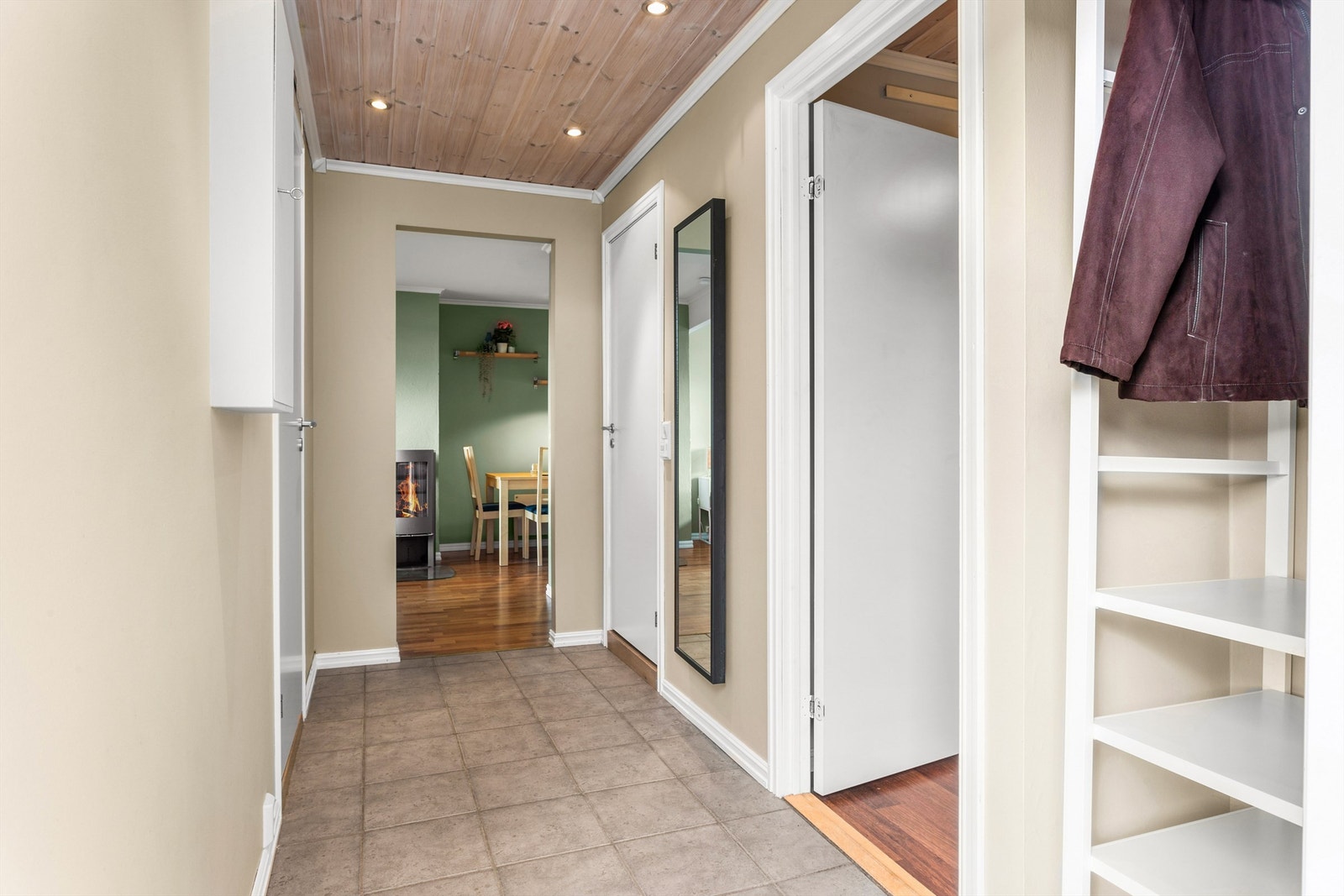 Videre adkomst til bad, soverom, stue/kjøkken og bod benyttet som kontor Galleribilde