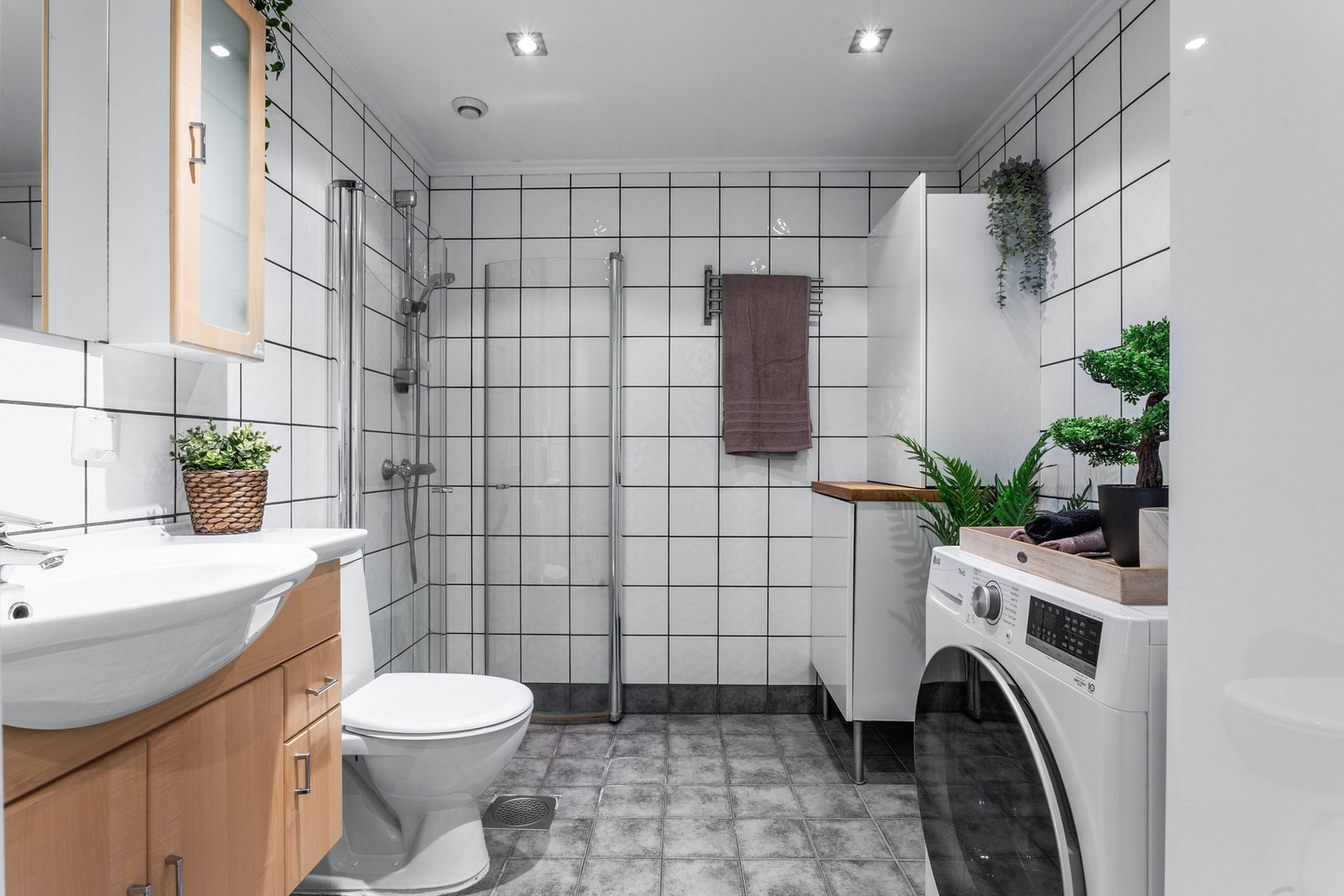 Badet har flislagt gulv med gulvvarme og flislagte vegger Galleribilde