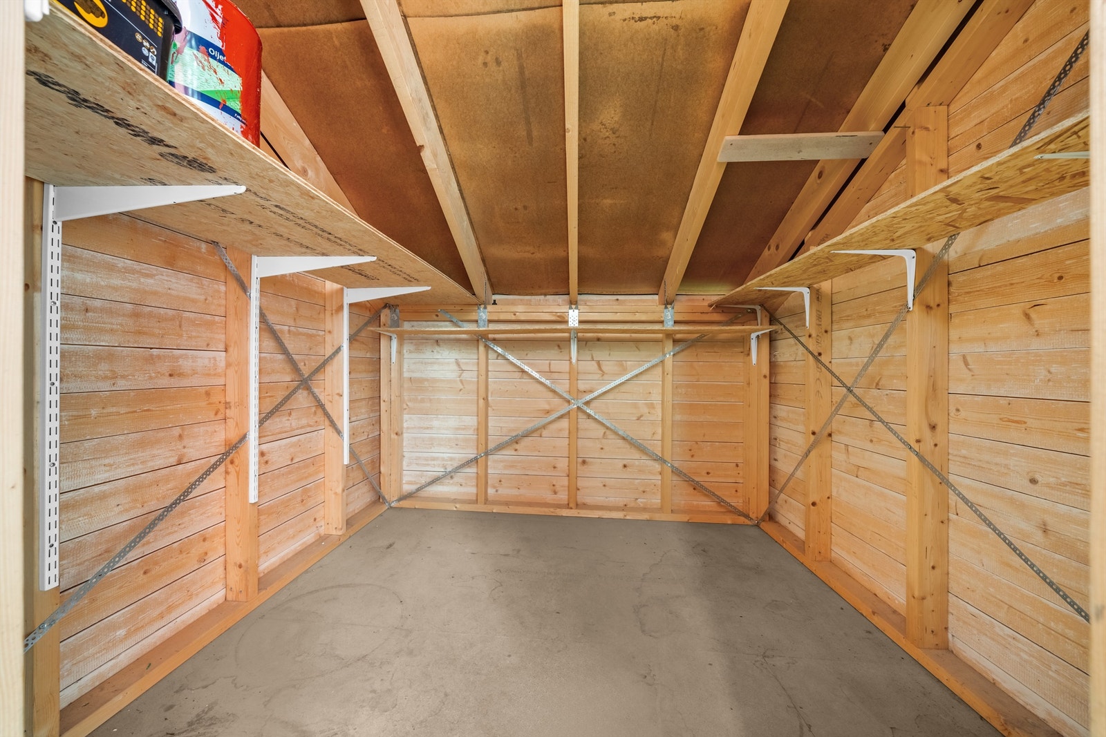 Romslig utebod i hagen Galleribilde