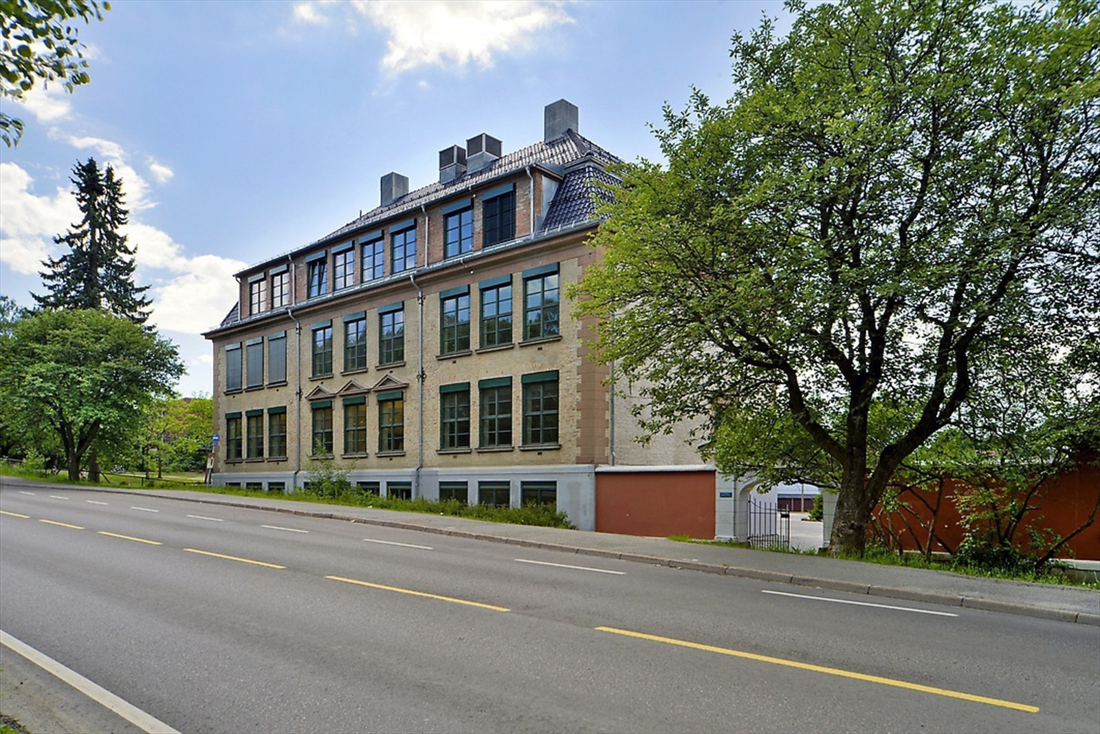 Nærområde - Greverud skole ligger i kort gangavstand fra boligen Galleribilde