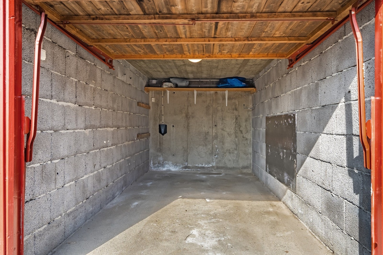 Garasje med elbil-lader Galleribilde