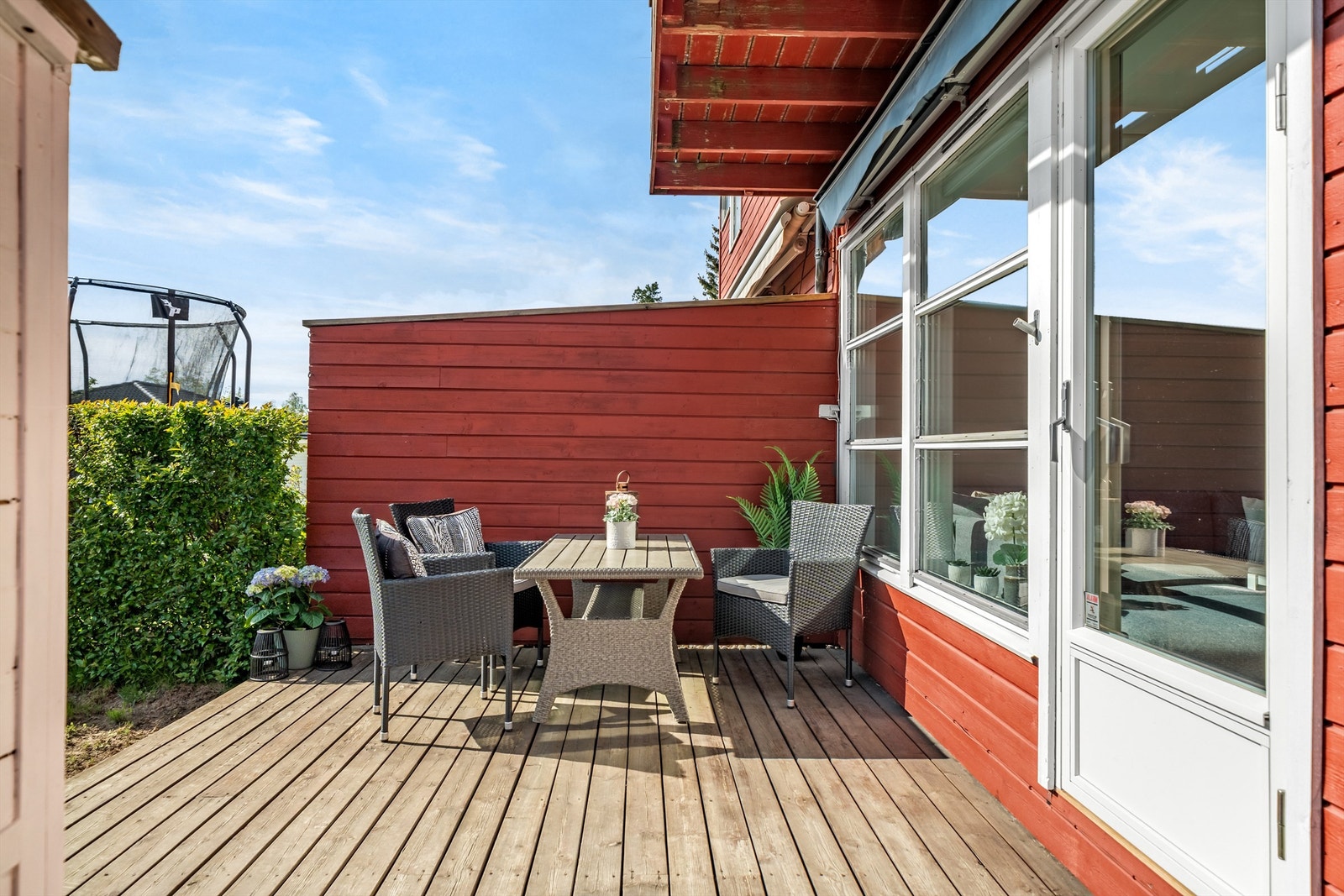 Platting på ca. 15 kvm med plass til diverse utemøbler, grill, m.m. Galleribilde