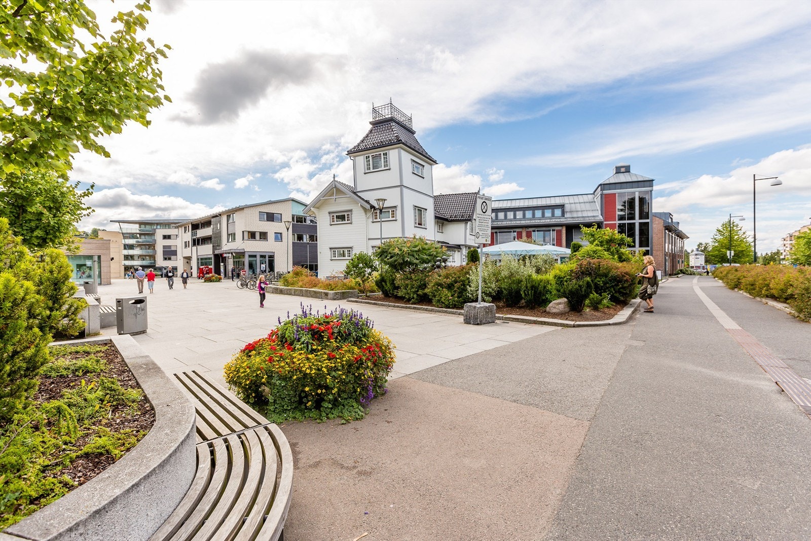 Område - Kolbotn sentrum finner du en kort togtur unna eller 10 min med bil. Her finnes en rekke butikker, servicetilbud og restauranter Galleribilde