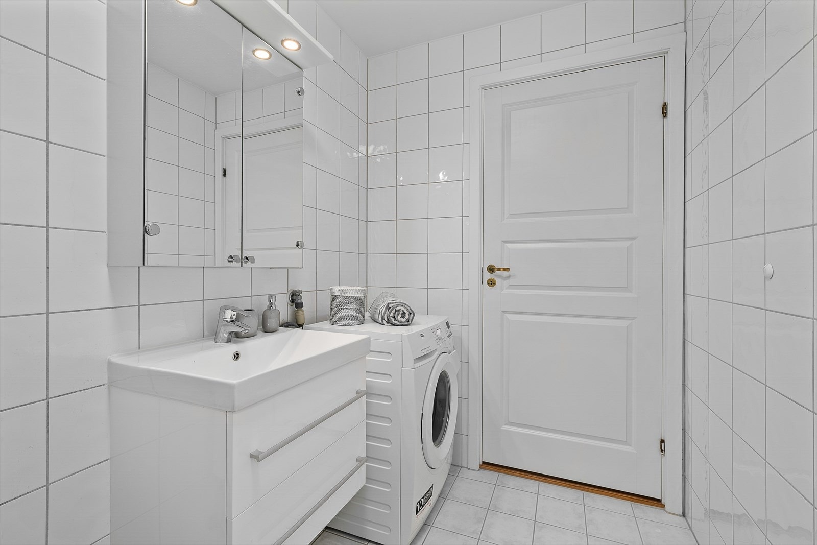 Badet har nyere innredning og består av helservant på skuffeseksjon, speilskap, dusjkabinett og toalett. Galleribilde