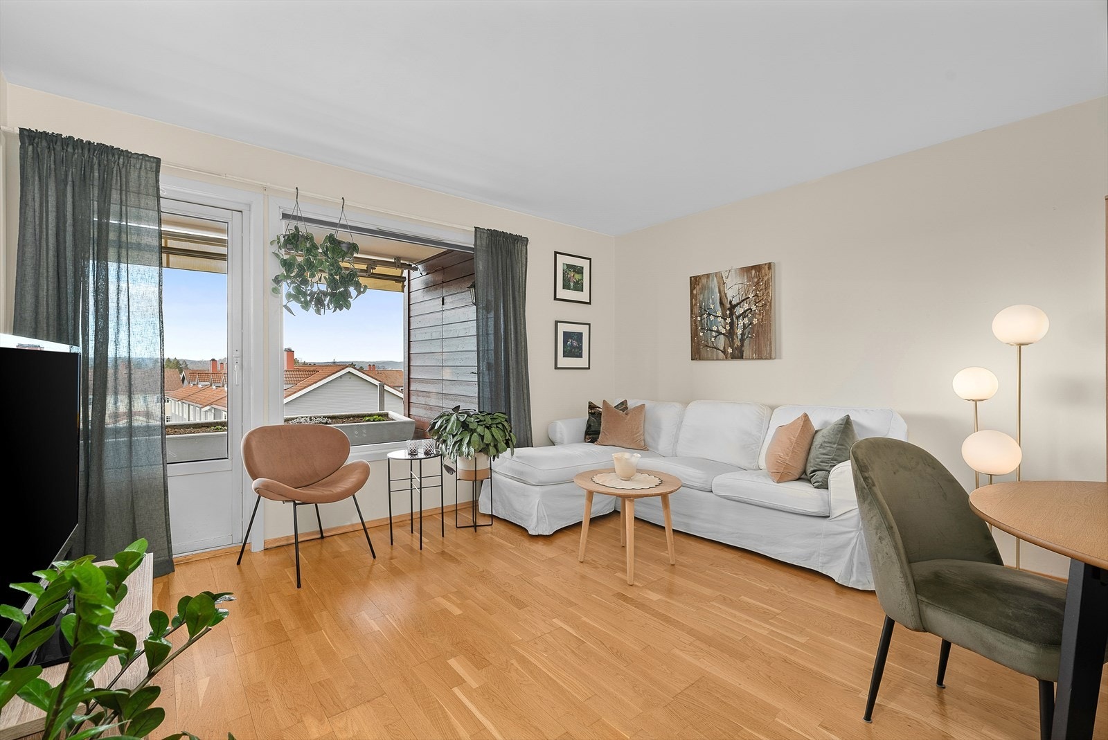 Fra stuen er det utgang til overbygd balkong. Galleribilde