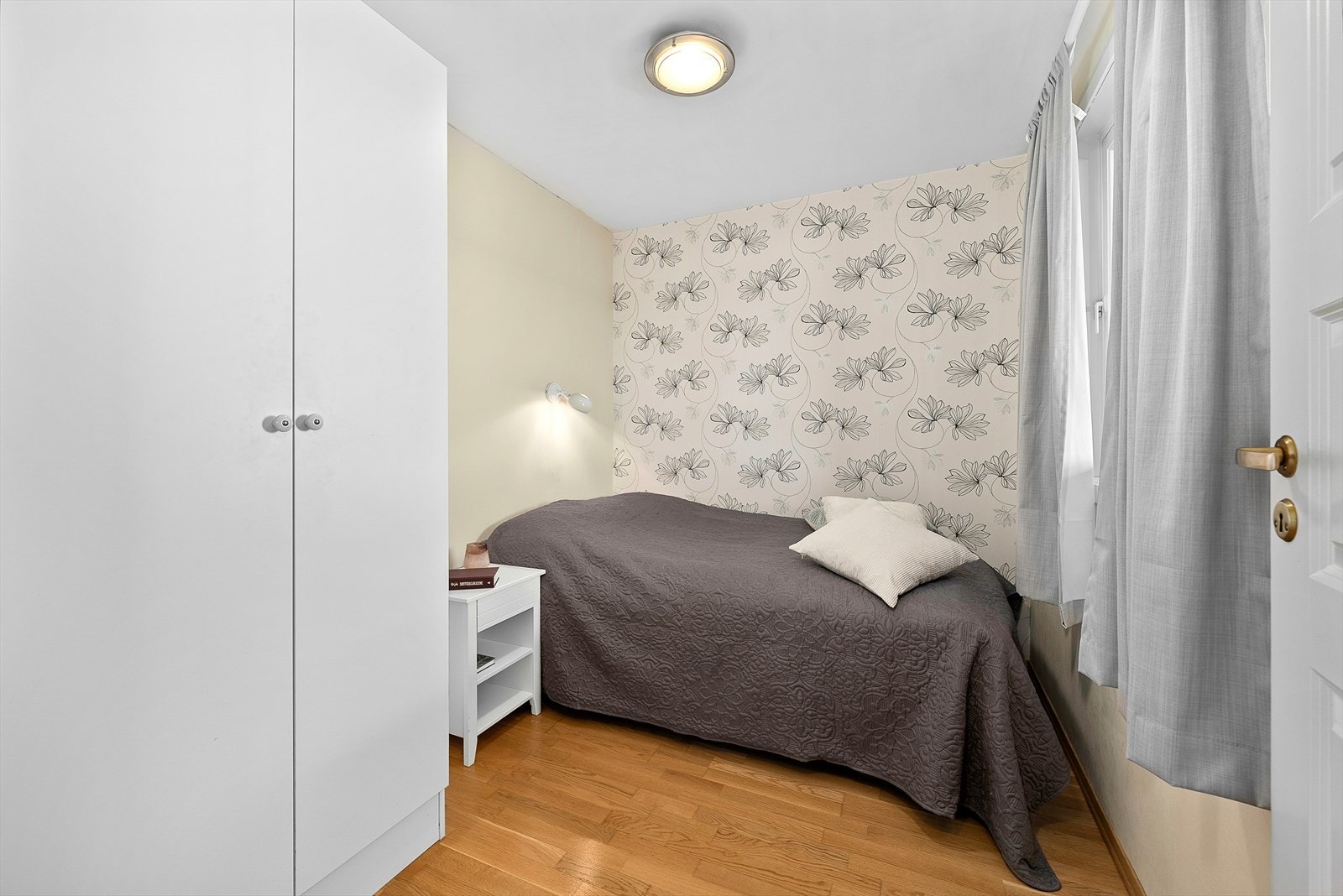Soverommet har plass til dobbeltseng og det er satt inn garderobeskap. Galleribilde