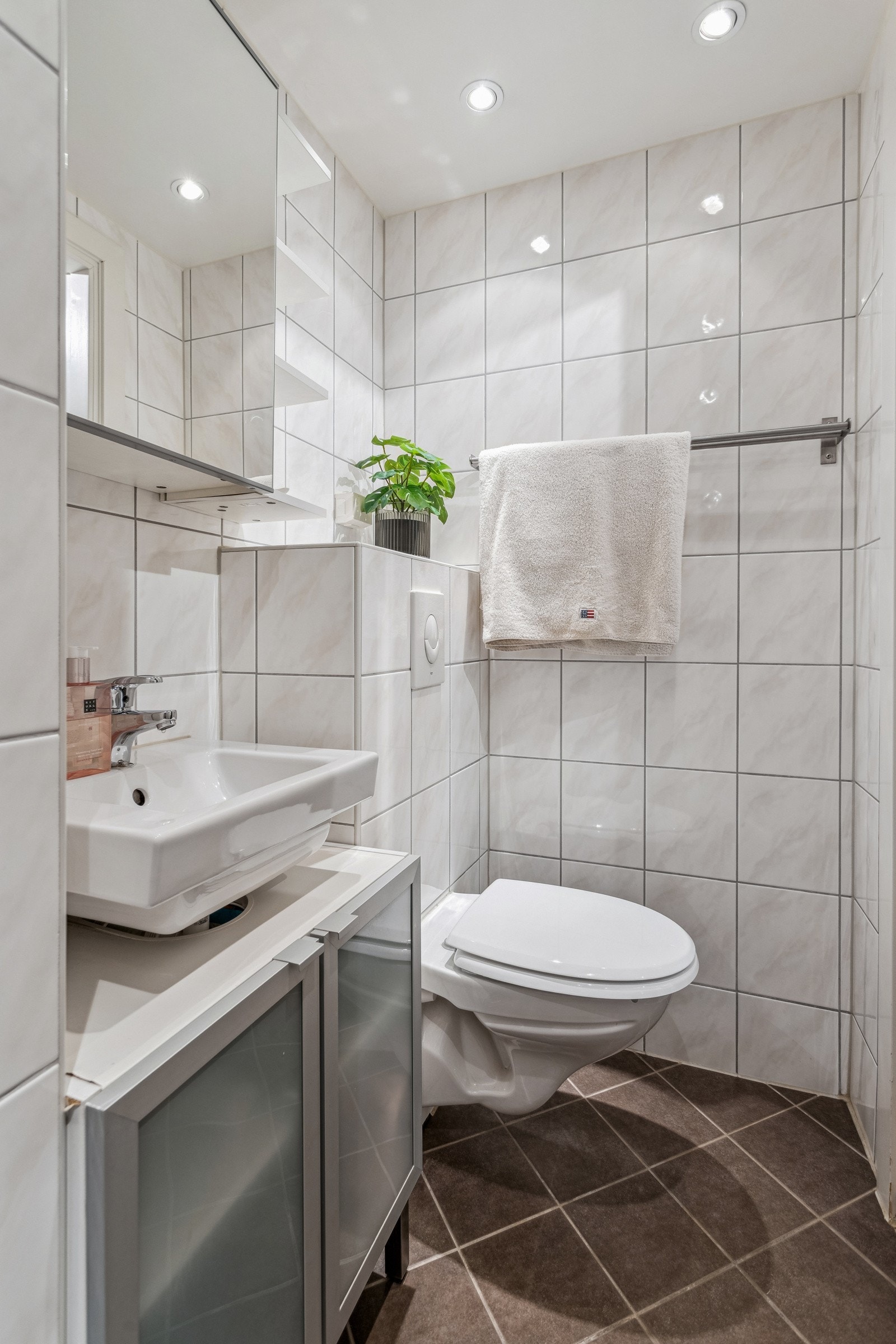 Flislag bad/wc med gulvvarme. Bad renovert i regi av borettslaget i 2011/2012. Galleribilde