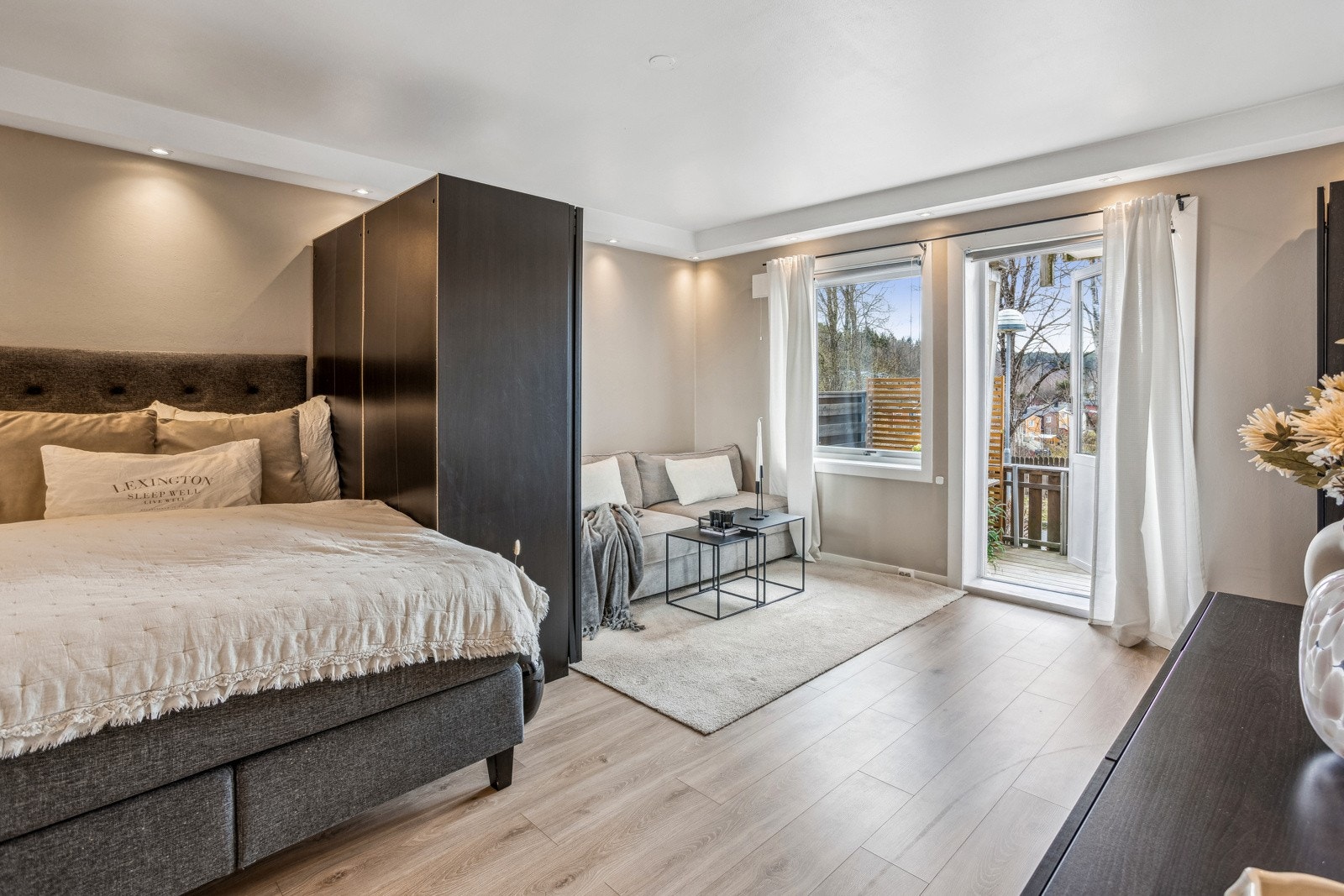 Lys og luftig stue med utgang til terrasse. Galleribilde