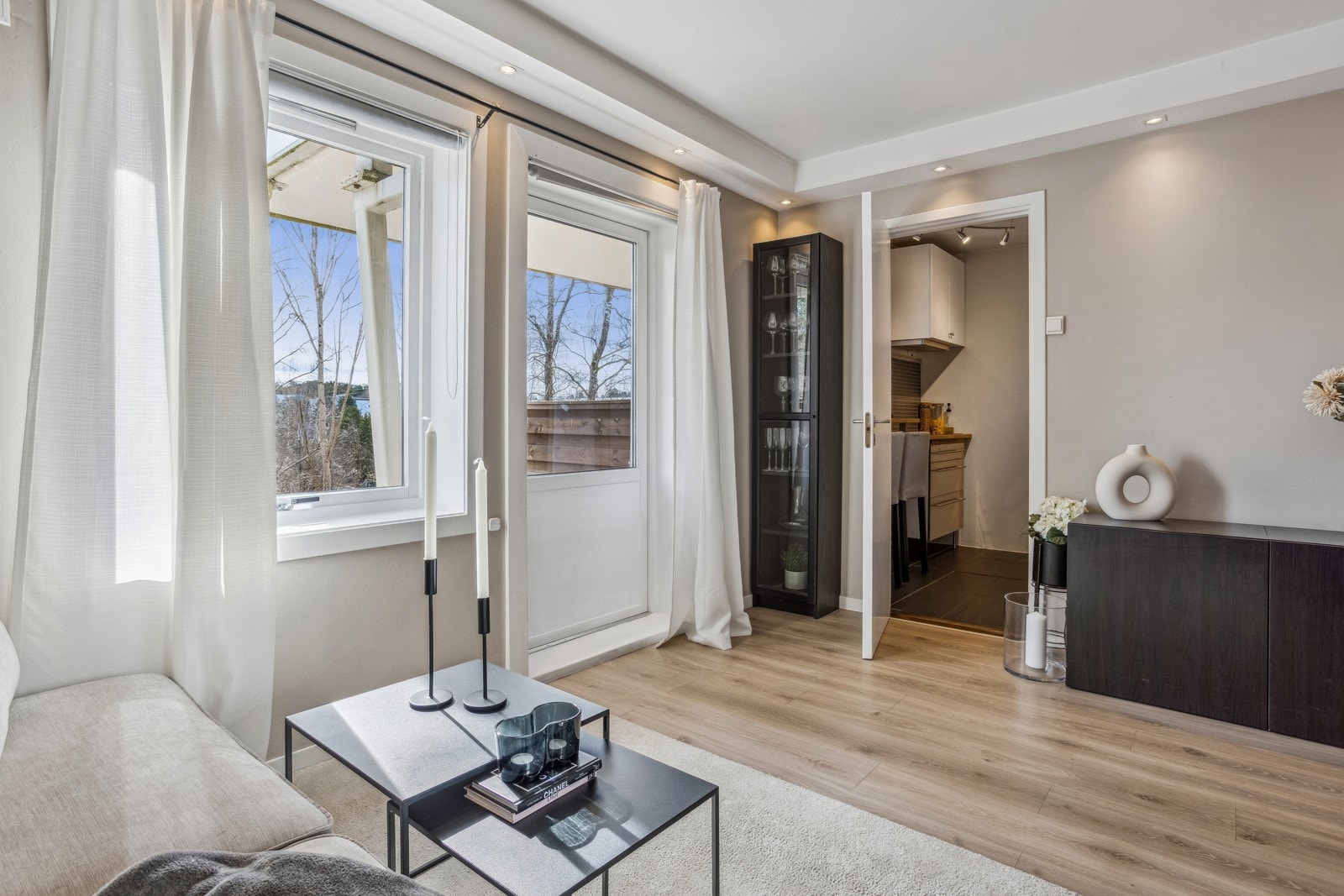 Stue med adkomst til kjøkken. Galleribilde