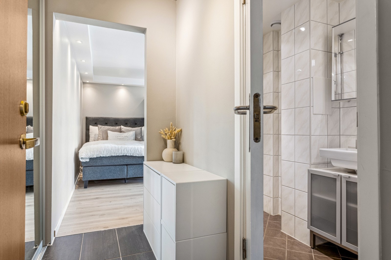 Flislagt entré med gulvvarme og adkomst til bad og stue. Galleribilde