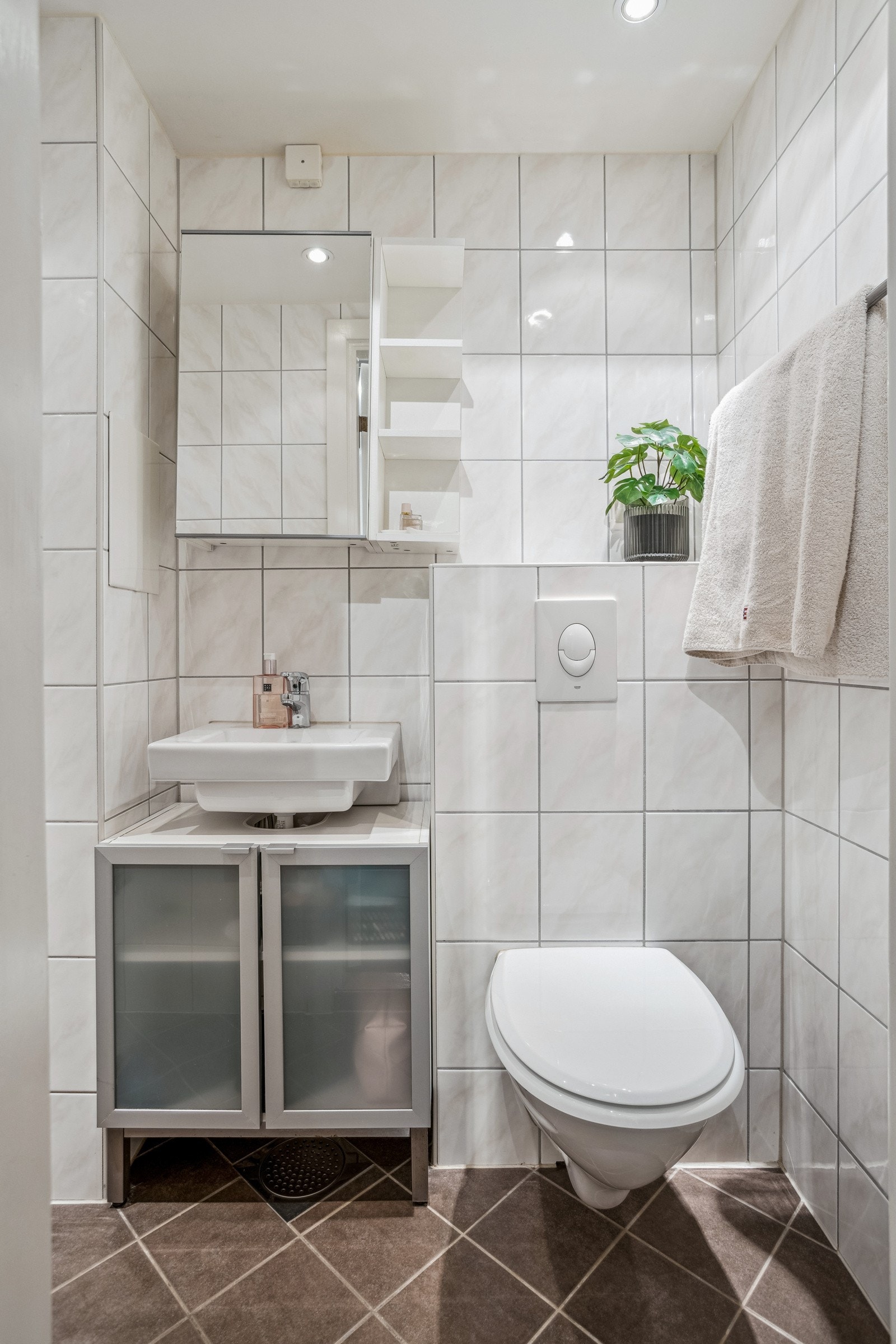 Funksjonelt innredet med vegghengt toalett. Galleribilde