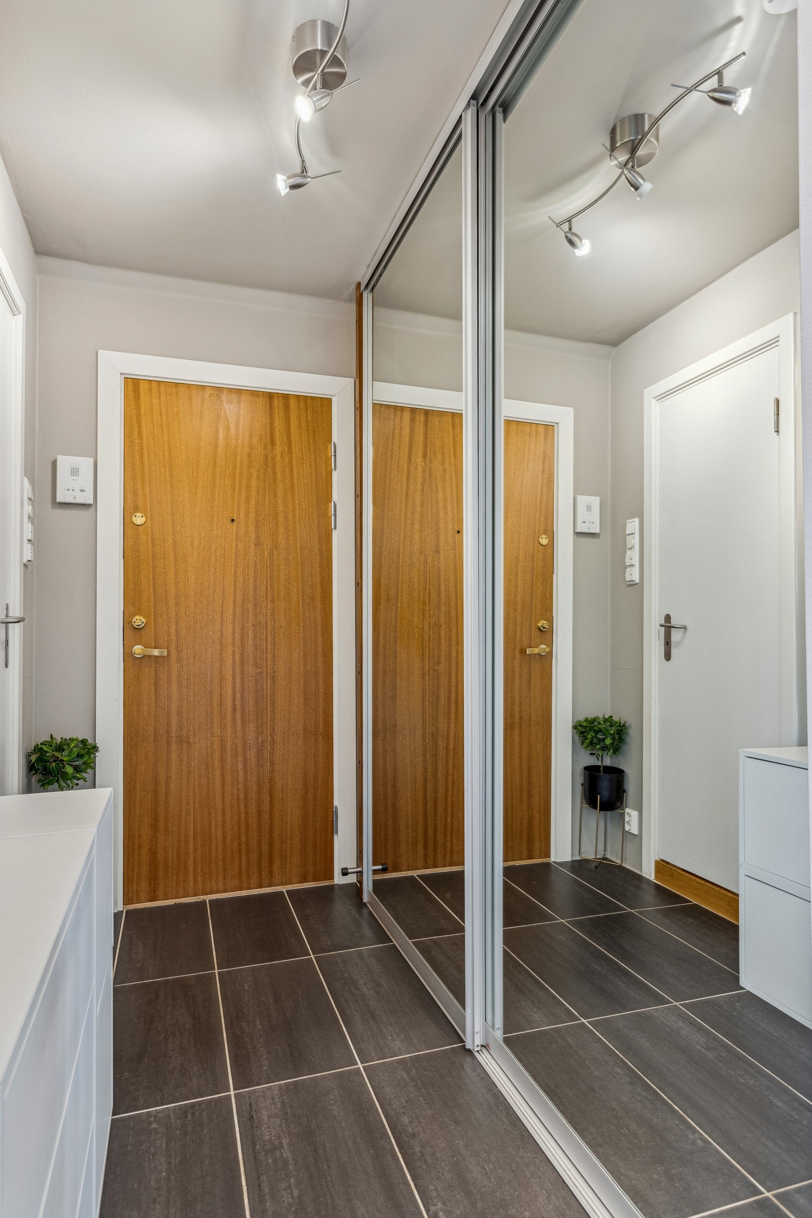 Romslig entré med stor skyvedørsgarderobe for klesoppbevaring. Flislagt med varmekabler. Dørcalling. Galleribilde