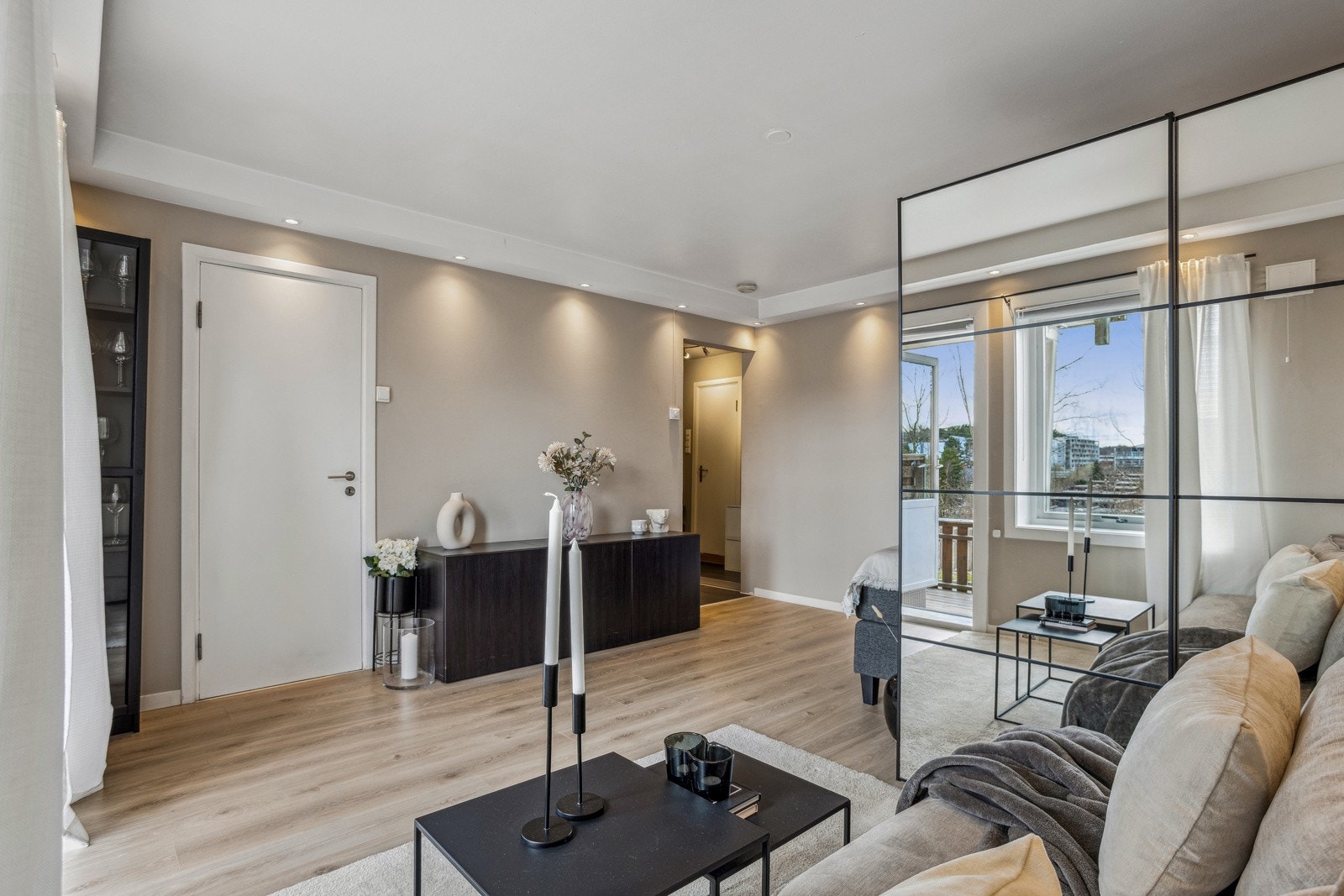 Fin stue med garderobeskap. Galleribilde