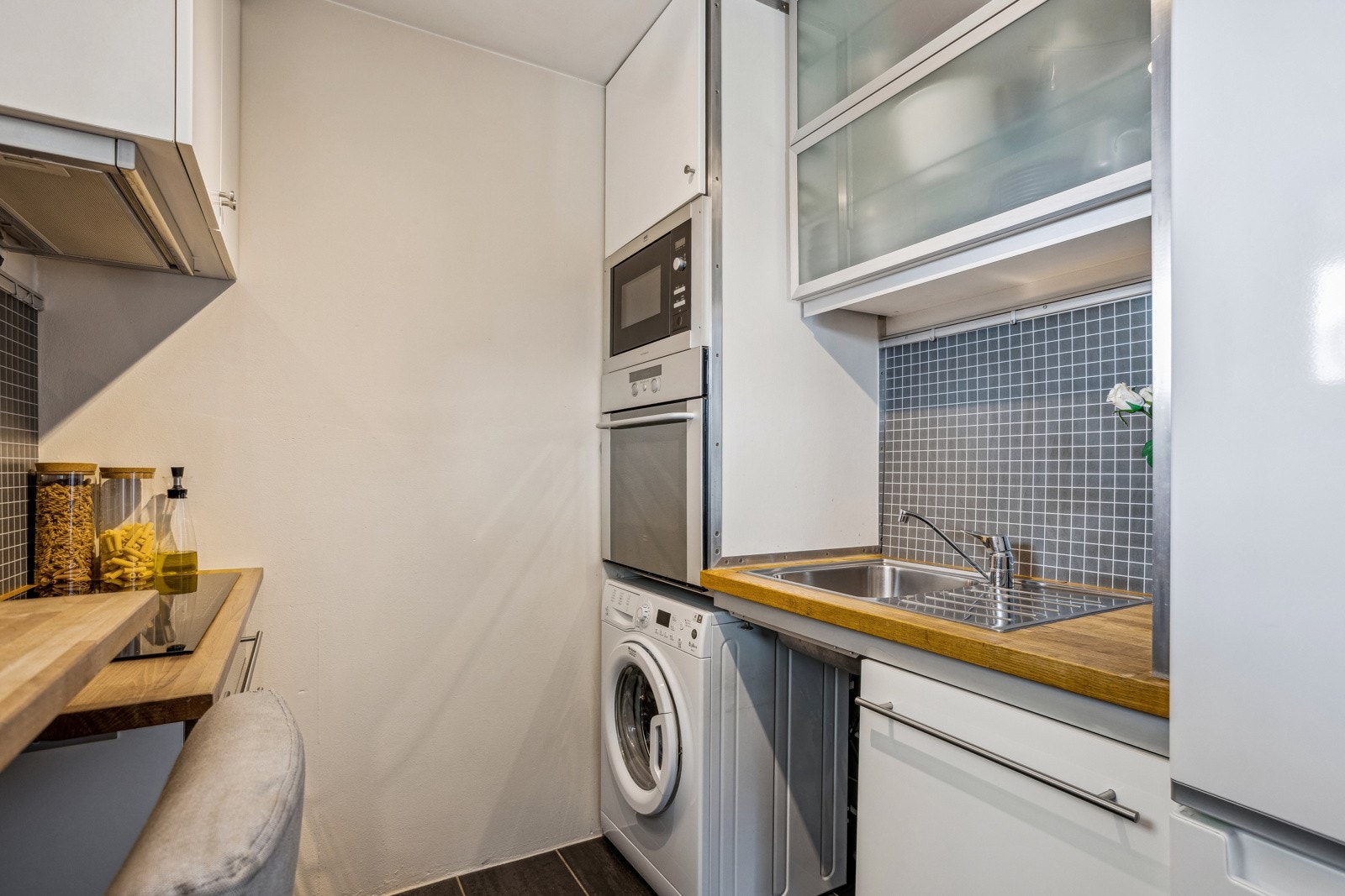 Kjøkken med integrert konfyr, induksjonstopp, mikro og oppvaskmaskin. Det er også opplegg for vaskemaskin som følger ved salg. Galleribilde