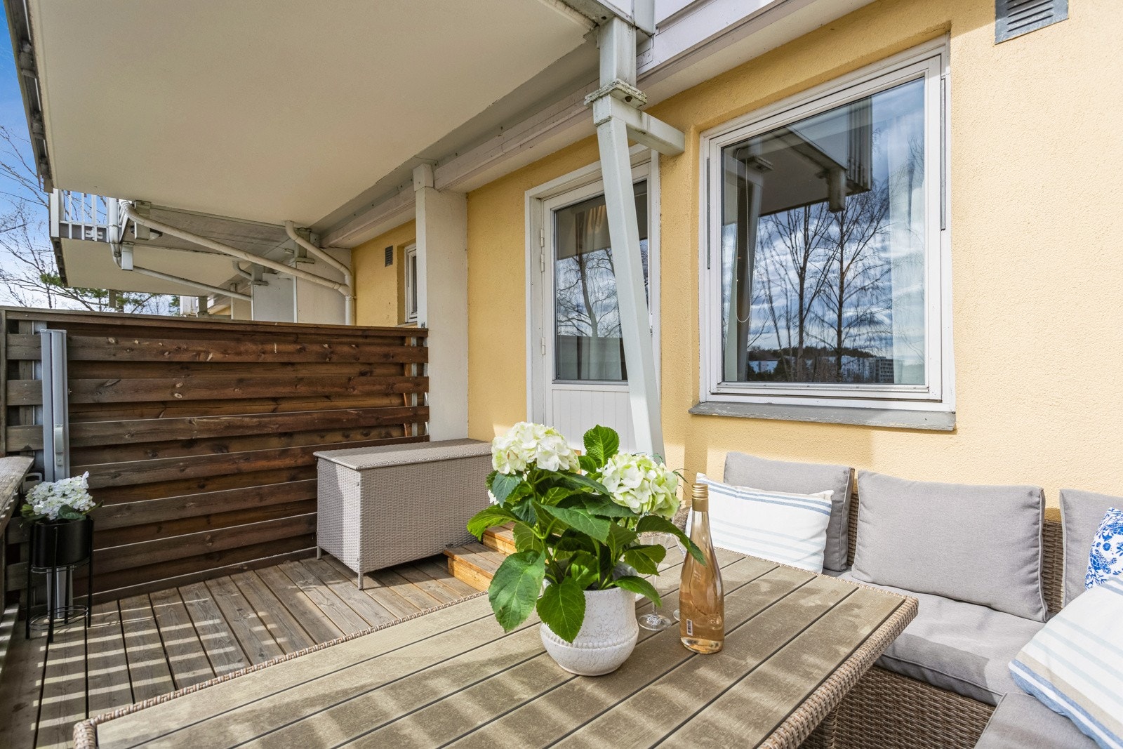 Lun fin terrasse med tregulv og god plass til utemøbler. Galleribilde