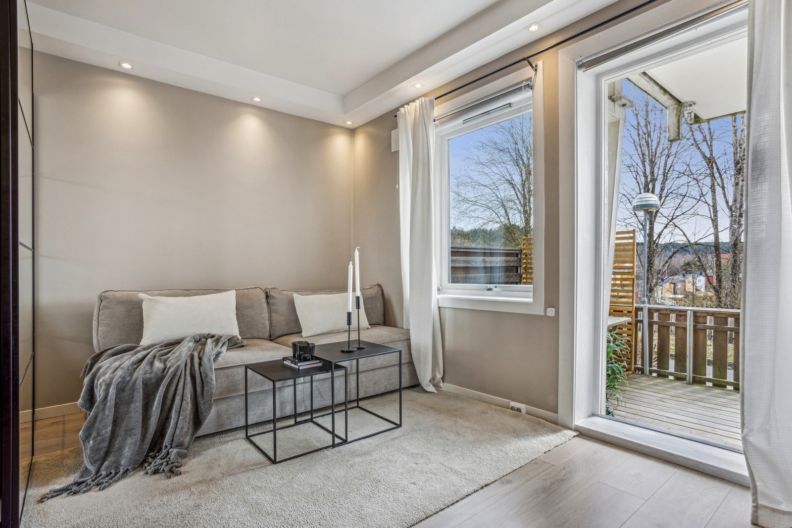 Stuen har gode møbleringsalternativer og utgang til terrasse. Galleribilde