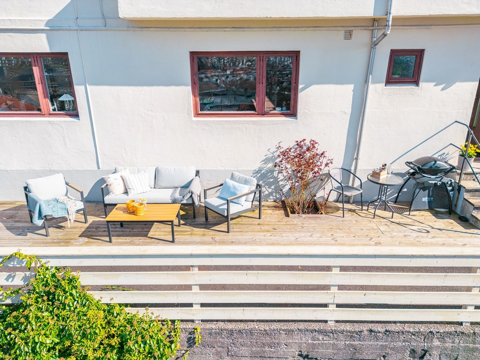 Like utenfor inngangsdøren finner du en vestvendt uteplass med meget gode solforhold - perfekt for å nyte varme sommerdager, en kopp kaffe i ettermiddagssolen eller lange kvelder med gode venner. Galleribilde