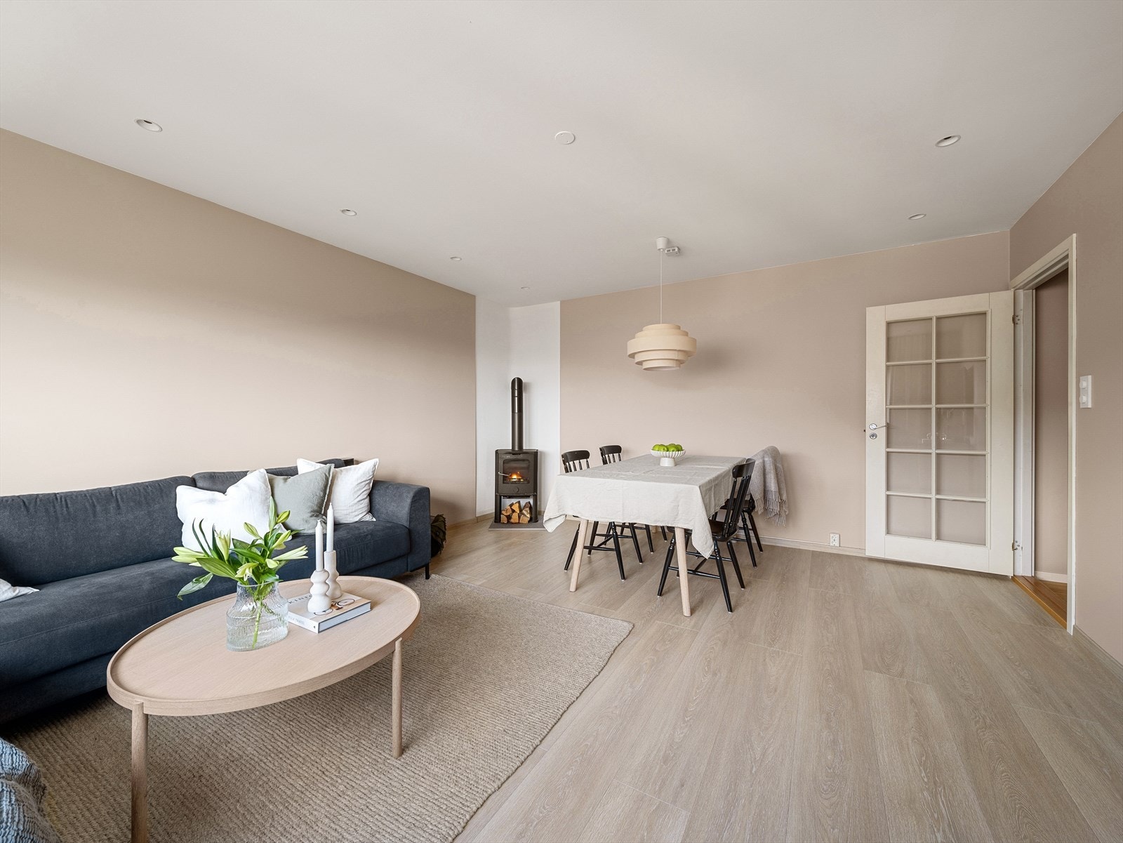 Den koselige peisen gir både varme og atmosfære, og skaper en lun stemning på kalde vinterdager. Galleribilde