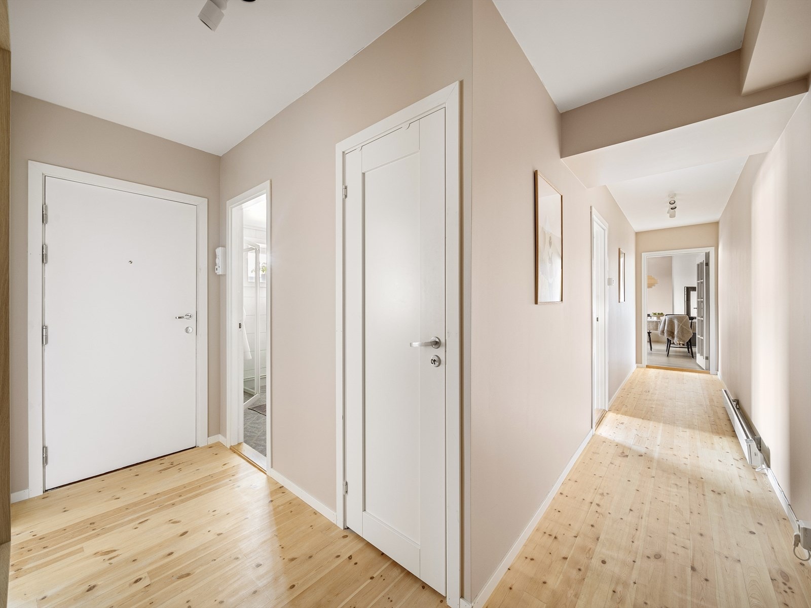 Boligen har en stor og innbydende entré som gir et godt førsteinntrykk. Galleribilde