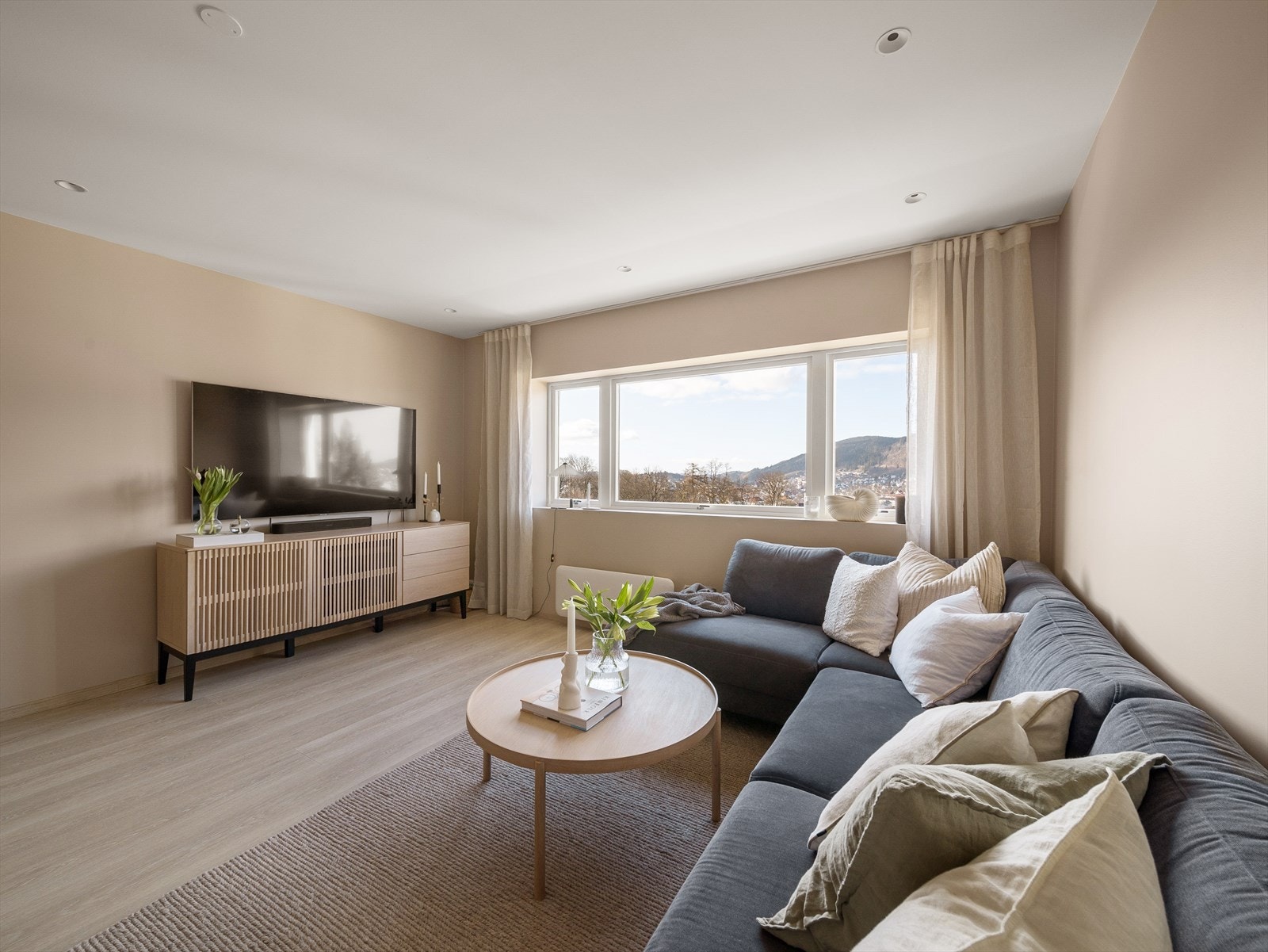 Her er det god plass til både sofagruppe, stuebord, TV-møblement og et spisebord hvor familie og venner kan samles. Galleribilde