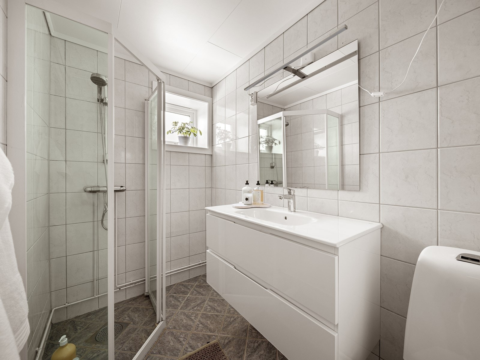 Badet er helfliset og romslig, med en praktisk løsning. Galleribilde