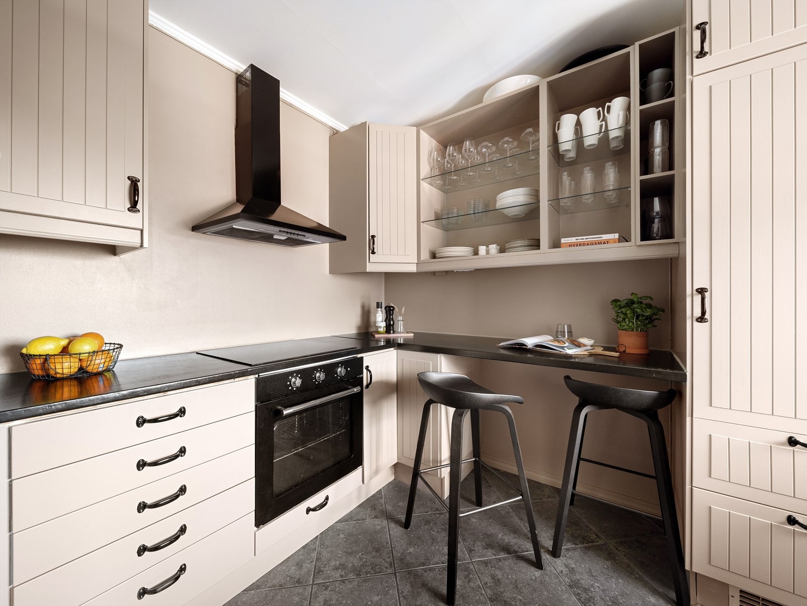 Kjøkkenet er romslig og velutstyrt, med en innredning i grå utførelse og en mørk laminat benkeplate som gir et moderne uttrykk. Galleribilde