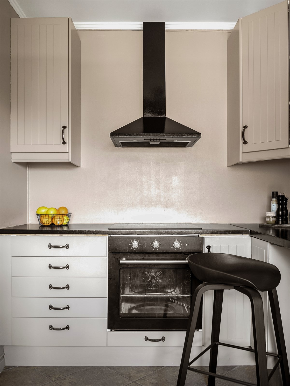 Under overskapene er det montert lysarmatur med integrerte strømuttak. Galleribilde