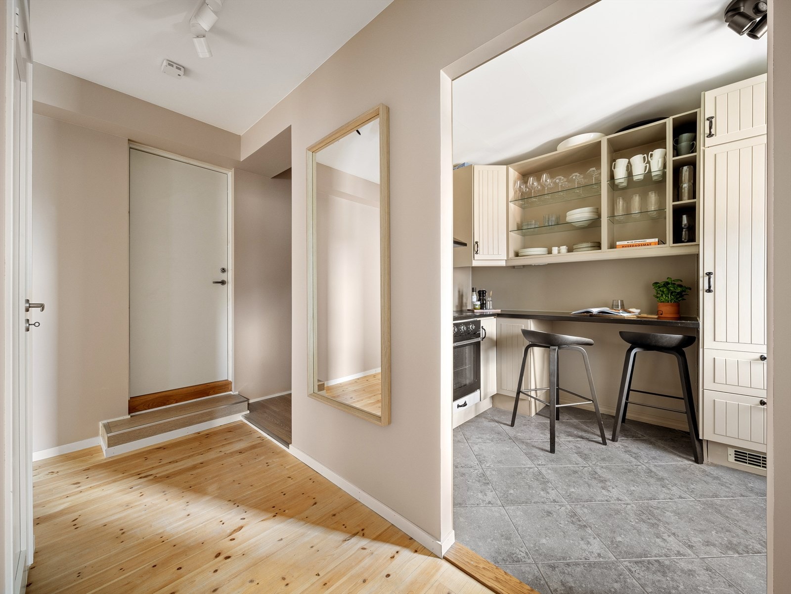 En praktisk og romslig gang som binder boligen sammen på en naturlig måte. Galleribilde