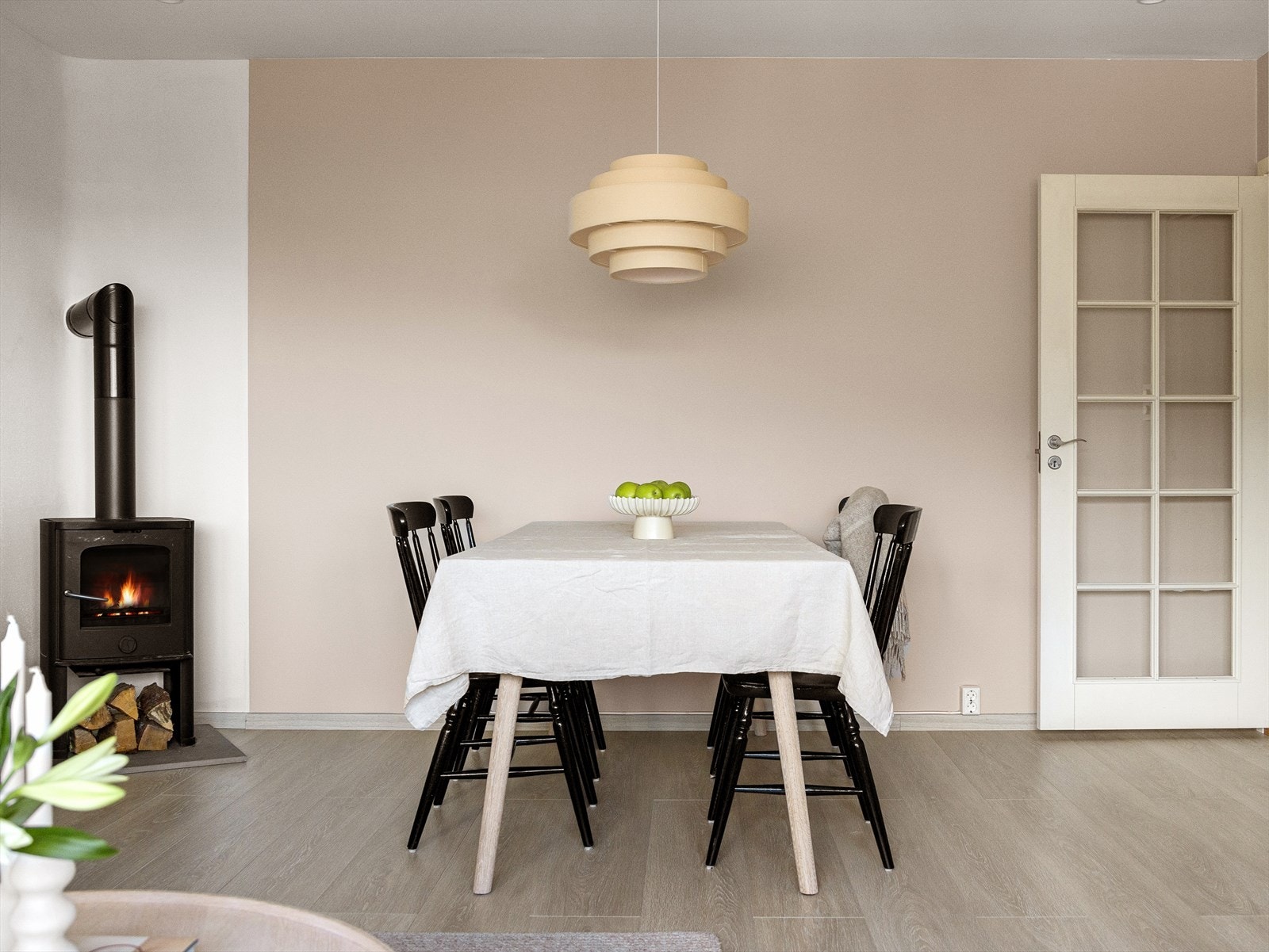 Innfelte spotlights i taket gir god belysning og et moderne preg på rommet. Galleribilde