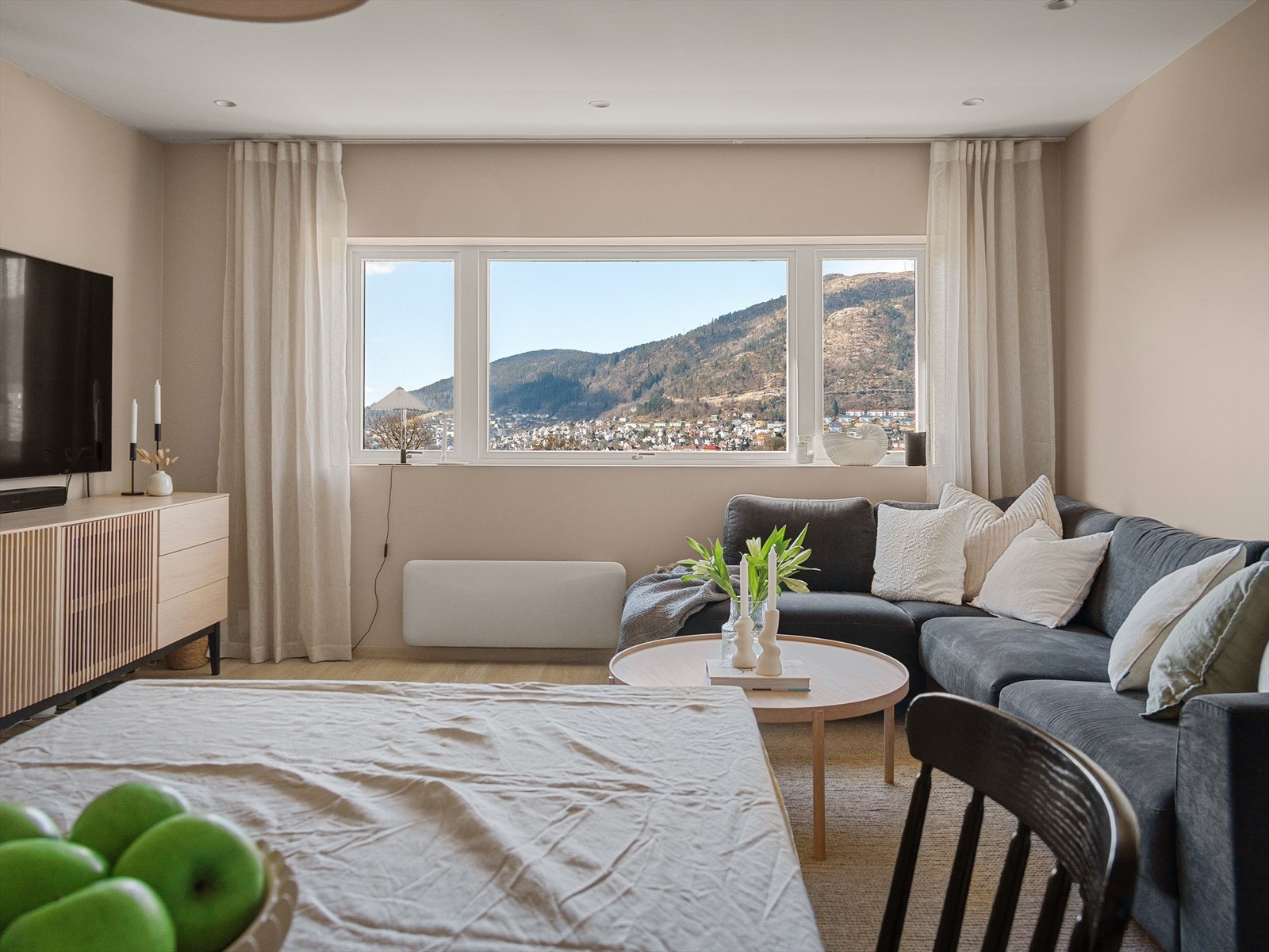 Fra stuen har du flott utsikt mot vakre Løvstakken. Galleribilde