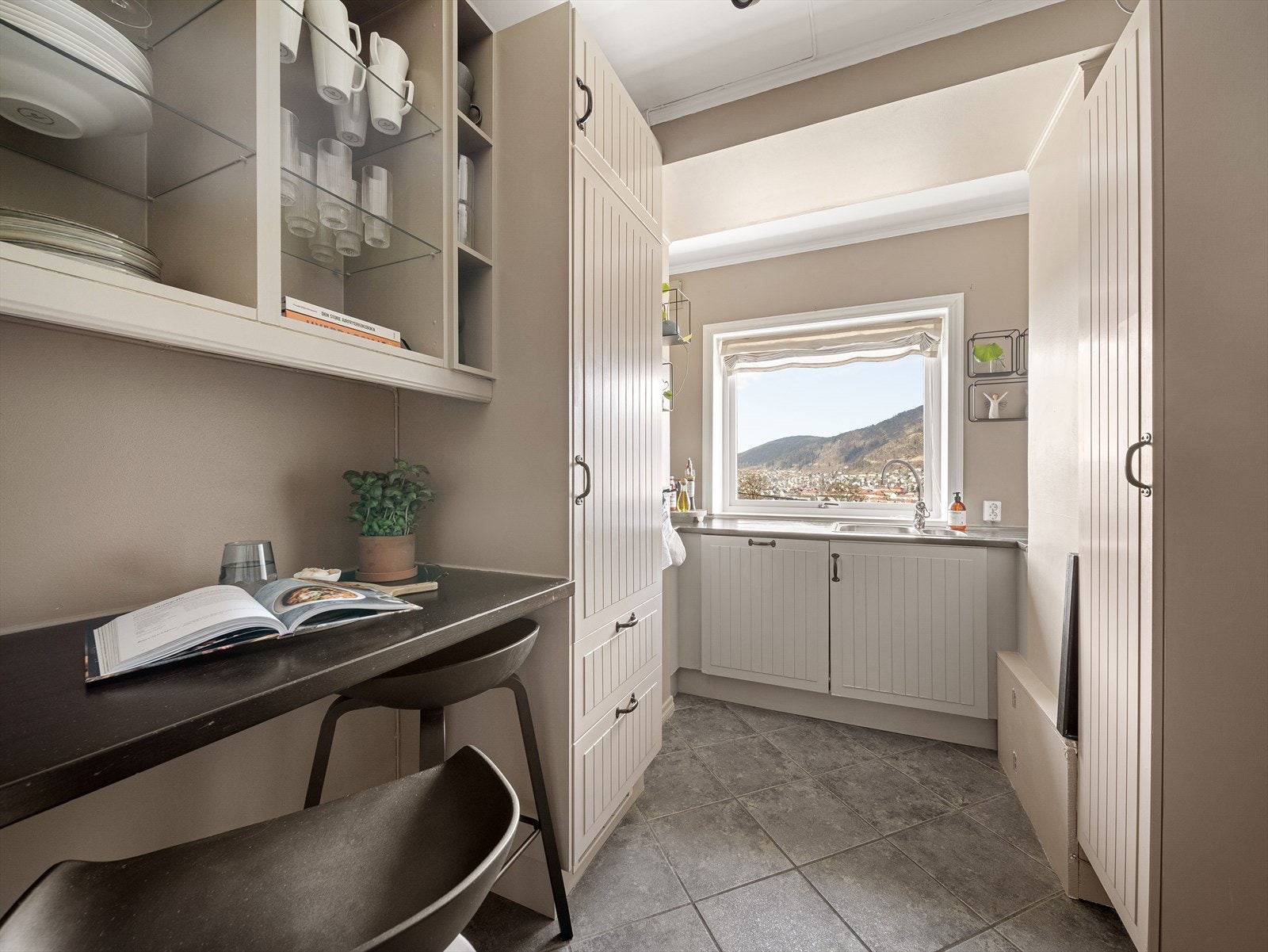 Kjøkkenet er utstyrt med integrerte hvitevarer, inkludert ovn, induksjonstopp, oppvaskmaskin og kjøleskap. Galleribilde