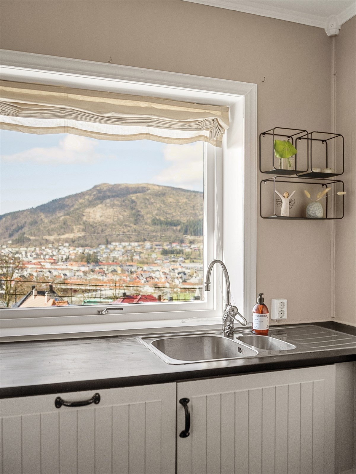 Det er behagelig varmekabler i gulvet, og kjøkkenet har også en spiseplass - ideell for frokost, raske hverdagsmåltider eller en kopp kaffe med utsikt. Galleribilde