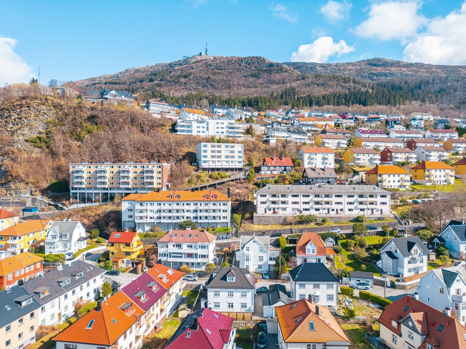 Vognstølen 4 har en svært attraktiv og sentral beliggenhet i et veletablert og rolig boligområde på Landås, som kombinerer nærhet til byens puls med grønne omgivelser og et godt bomiljø. Galleribilde