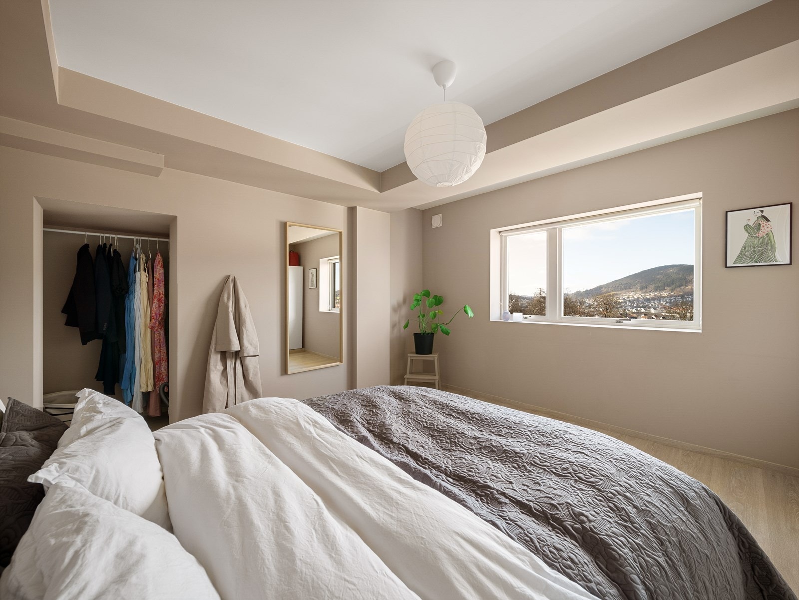 Her er det plass til dobbeltseng, nattbord og garderobeskap - og fremdeles rom for ekstra oppbevaring. Galleribilde