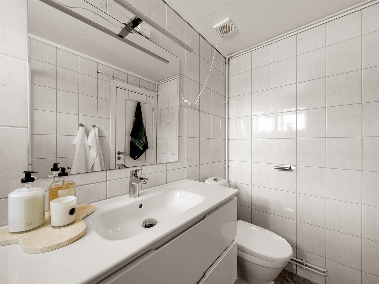 Et åpningsvindu med spalteventil gir mulighet for naturlig utlufting, i tillegg til elektrisk vifte for god ventilasjon. Galleribilde