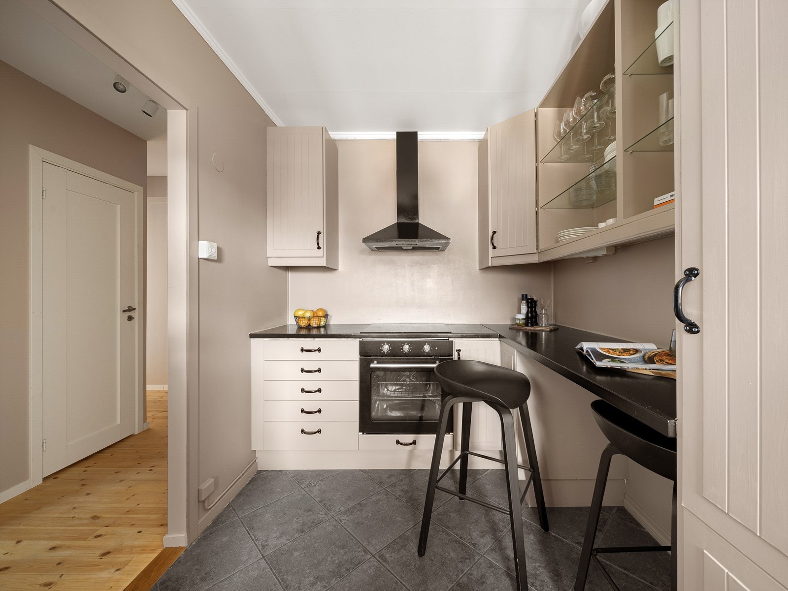 Her finner du godt med både skap- og benkeplass - perfekt for deg som liker å lage mat eller ønsker god lagringsplass. Galleribilde