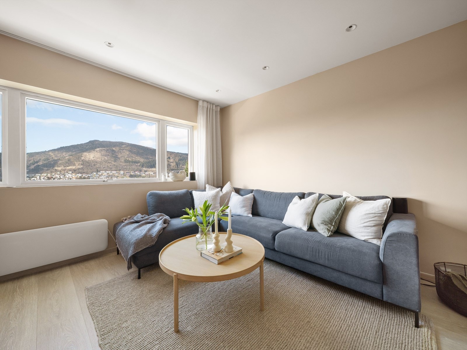 Boligens stue er stor og luftig, med rikelig med naturlig lysinnslipp fra de store vindusflatene. Galleribilde