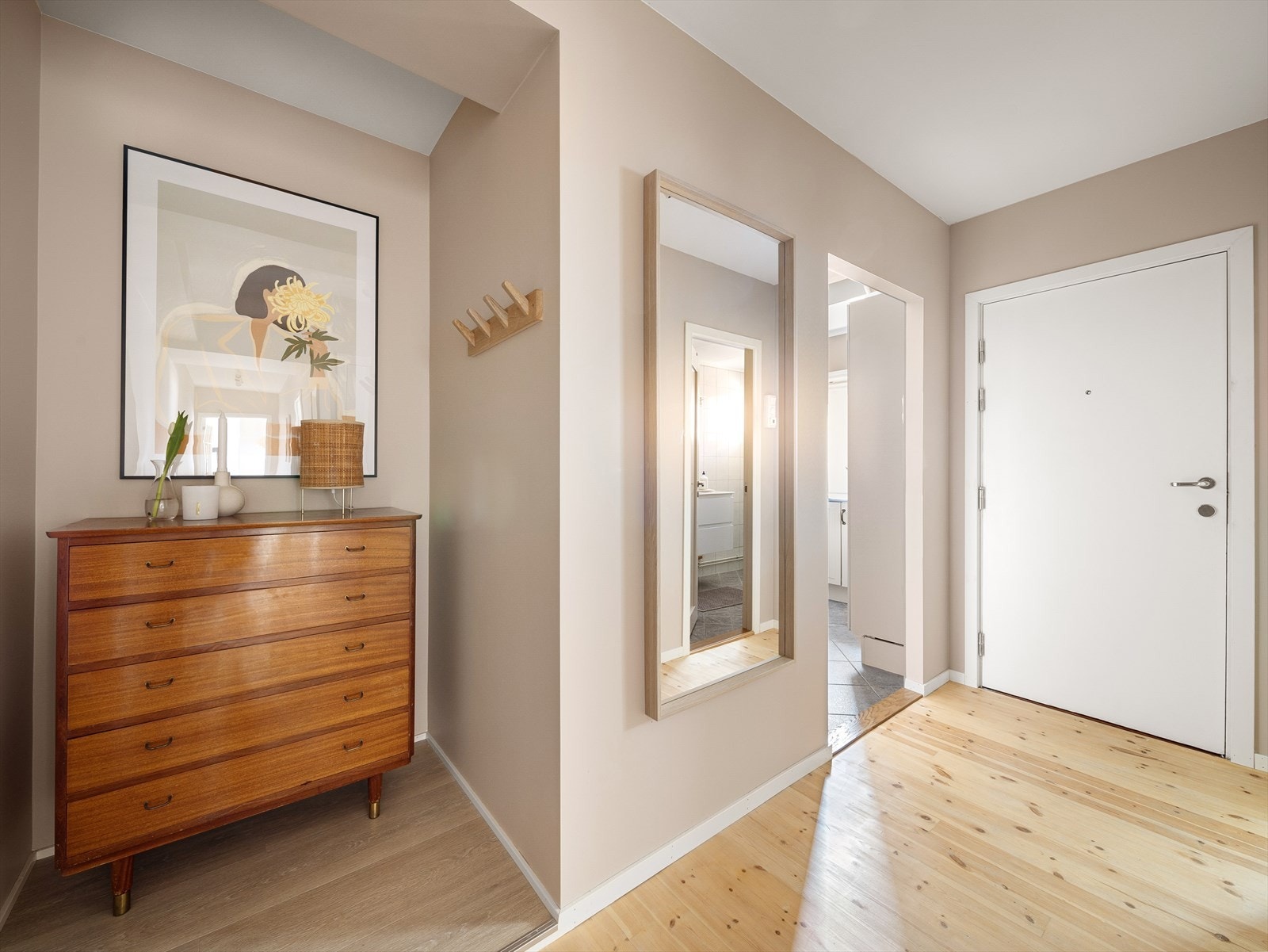 Her er det god plass til oppbevaring av sko og yttertøy, samt mulighet for å innrede med kommode, speil eller sittebenk etter ønske. Galleribilde