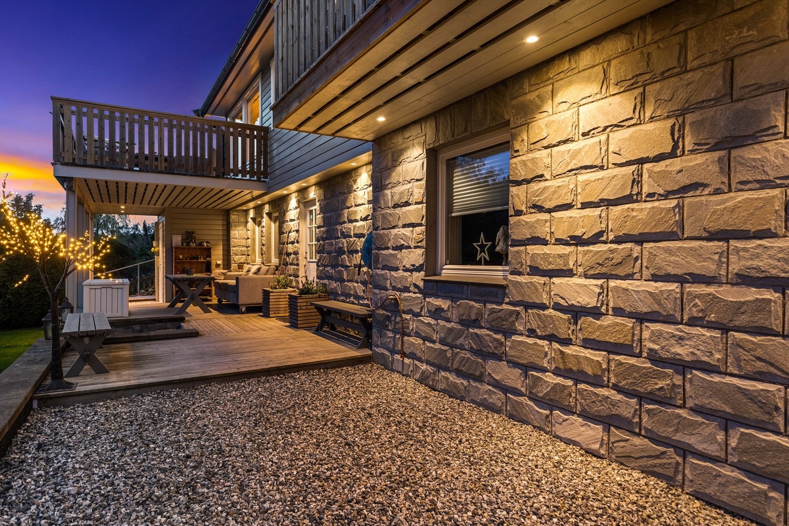 Singlet parti fra gårdsplass og frem til terrasse/uteplass ved inngangsparti. Galleribilde