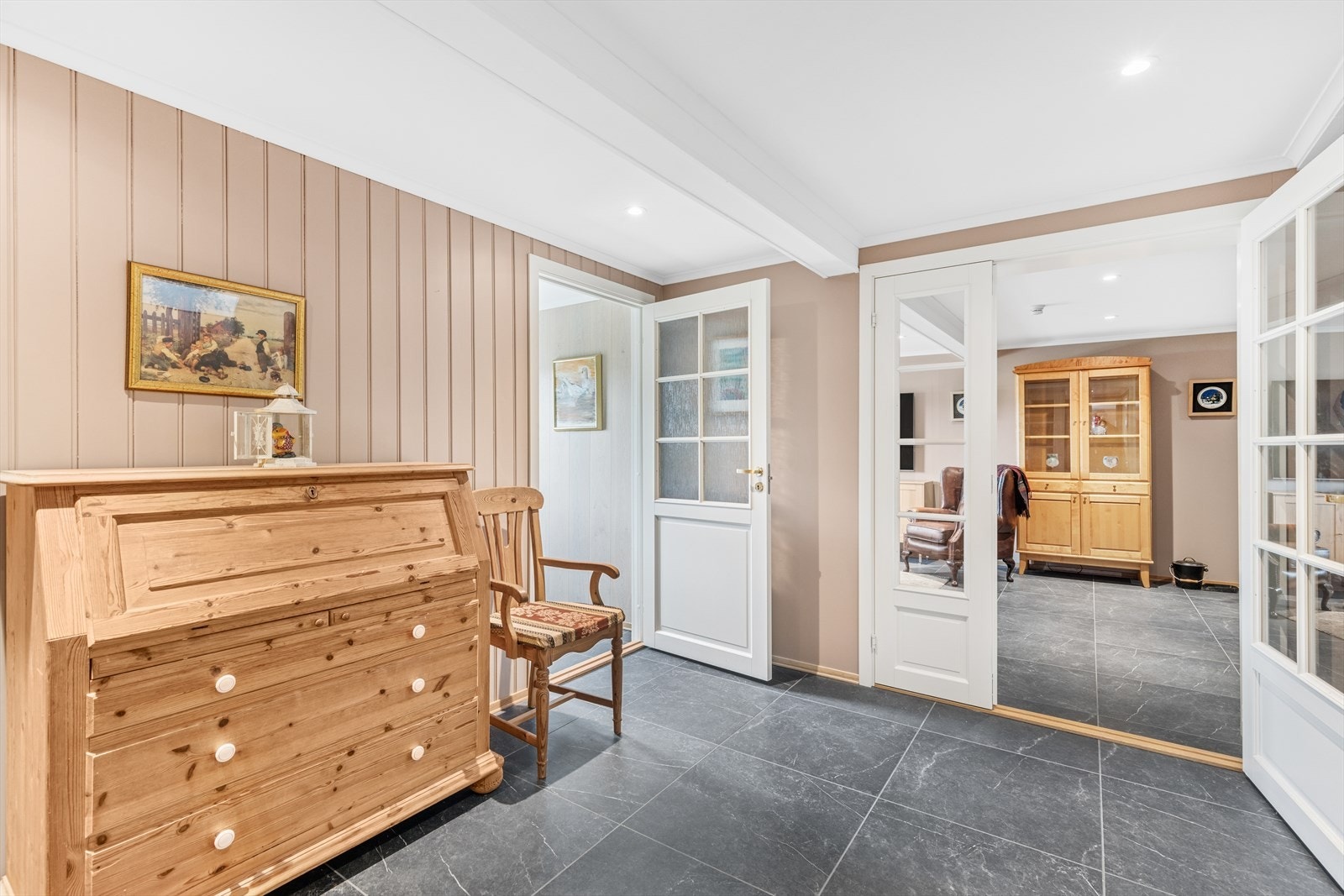 Entréen er flislagt og av god størrelse. Det er rikelig med plass til å henge fra seg yttertøy. Galleribilde