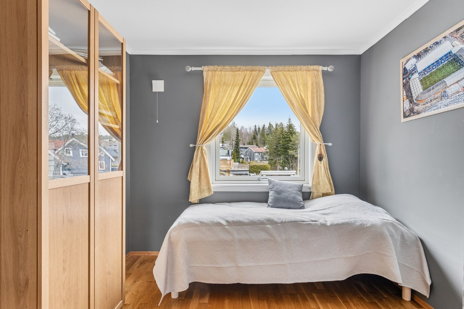 Soverommene er av god størrelse med plass til både dobbeltseng og tilhørende møblement. Galleribilde