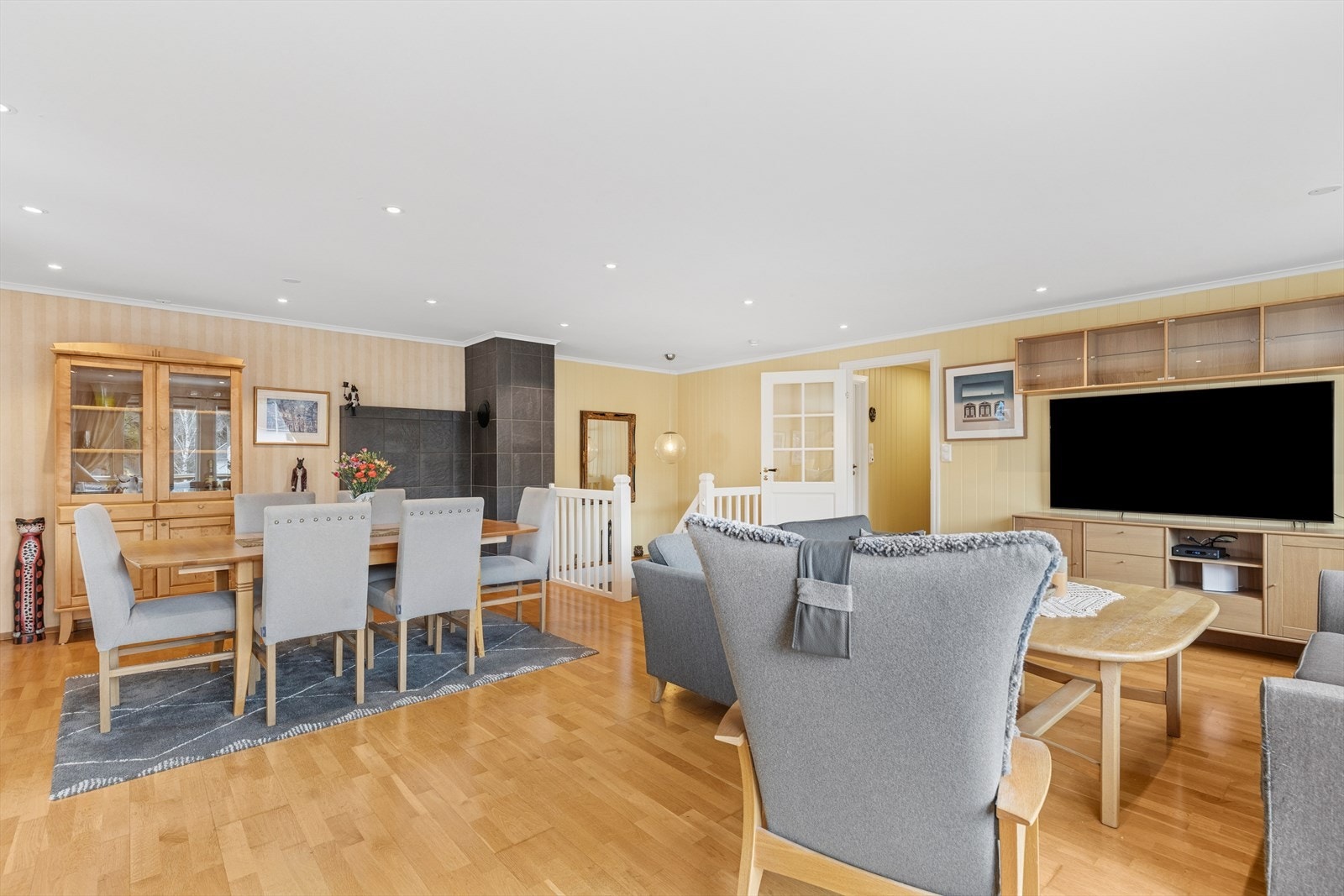 Naturlig avsatt plass til sofagruppe og spisestuegruppe. Galleribilde