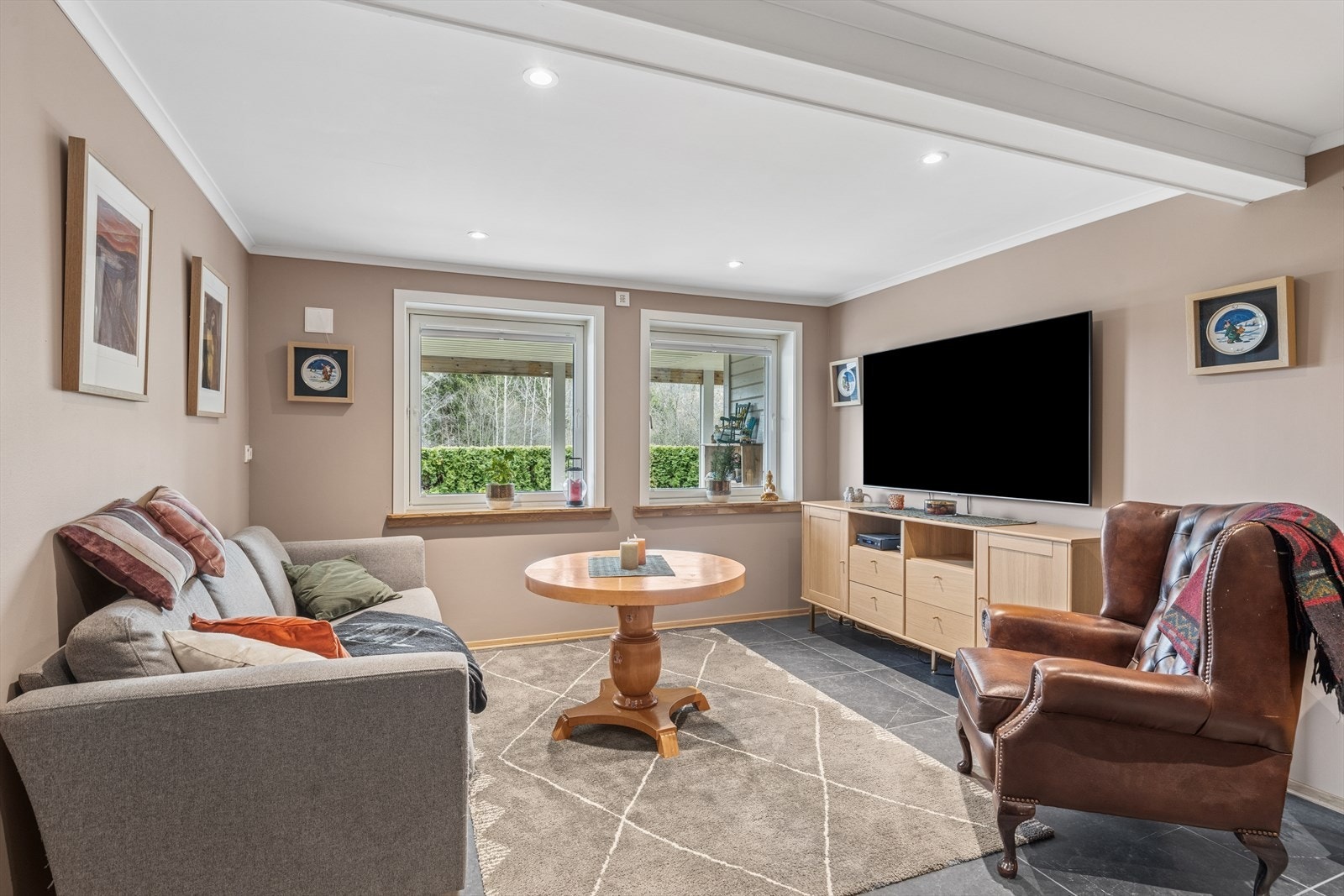 Stuen i underetasje er perfekt som en ekstra stue til barna/ungdommen. Her er det plass til å trekke seg tilbake og kose seg! Galleribilde