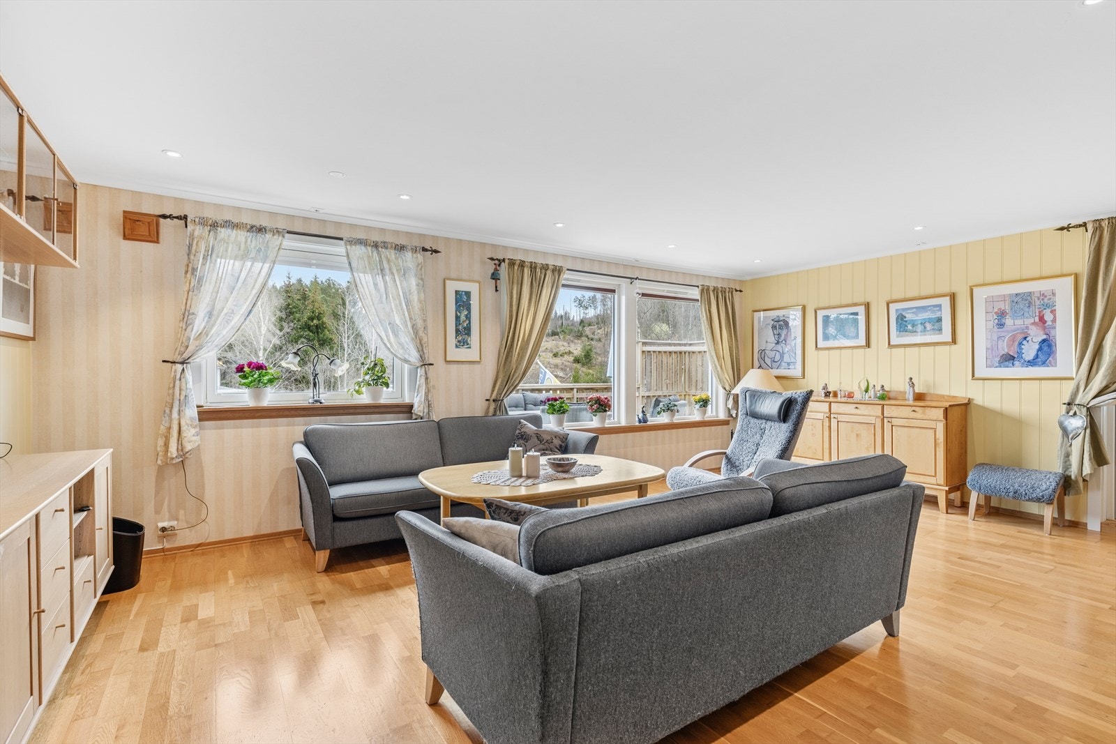 Det er plass til en stor sofagruppe. Galleribilde